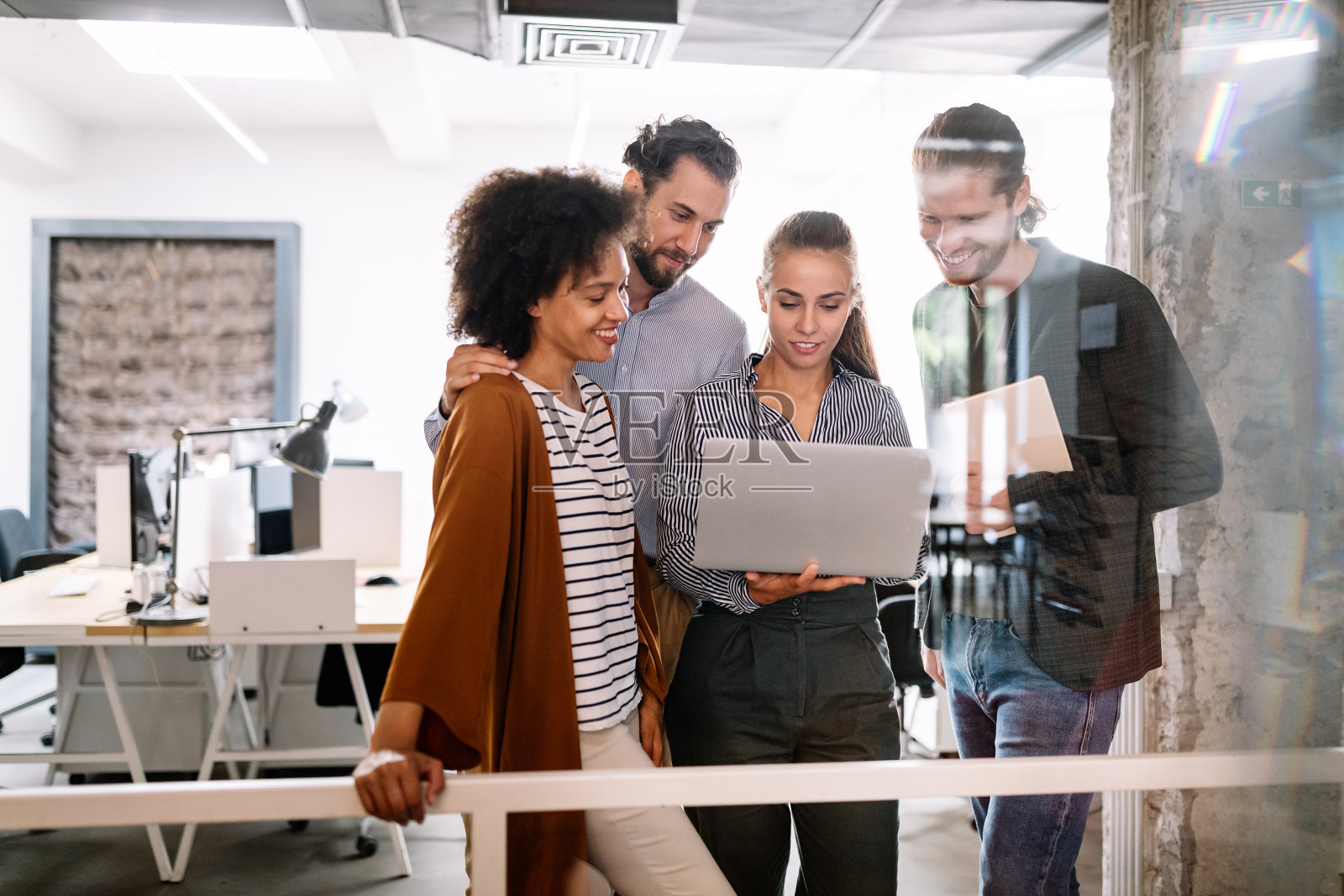 在软件开发公司工作的程序员照片摄影图片