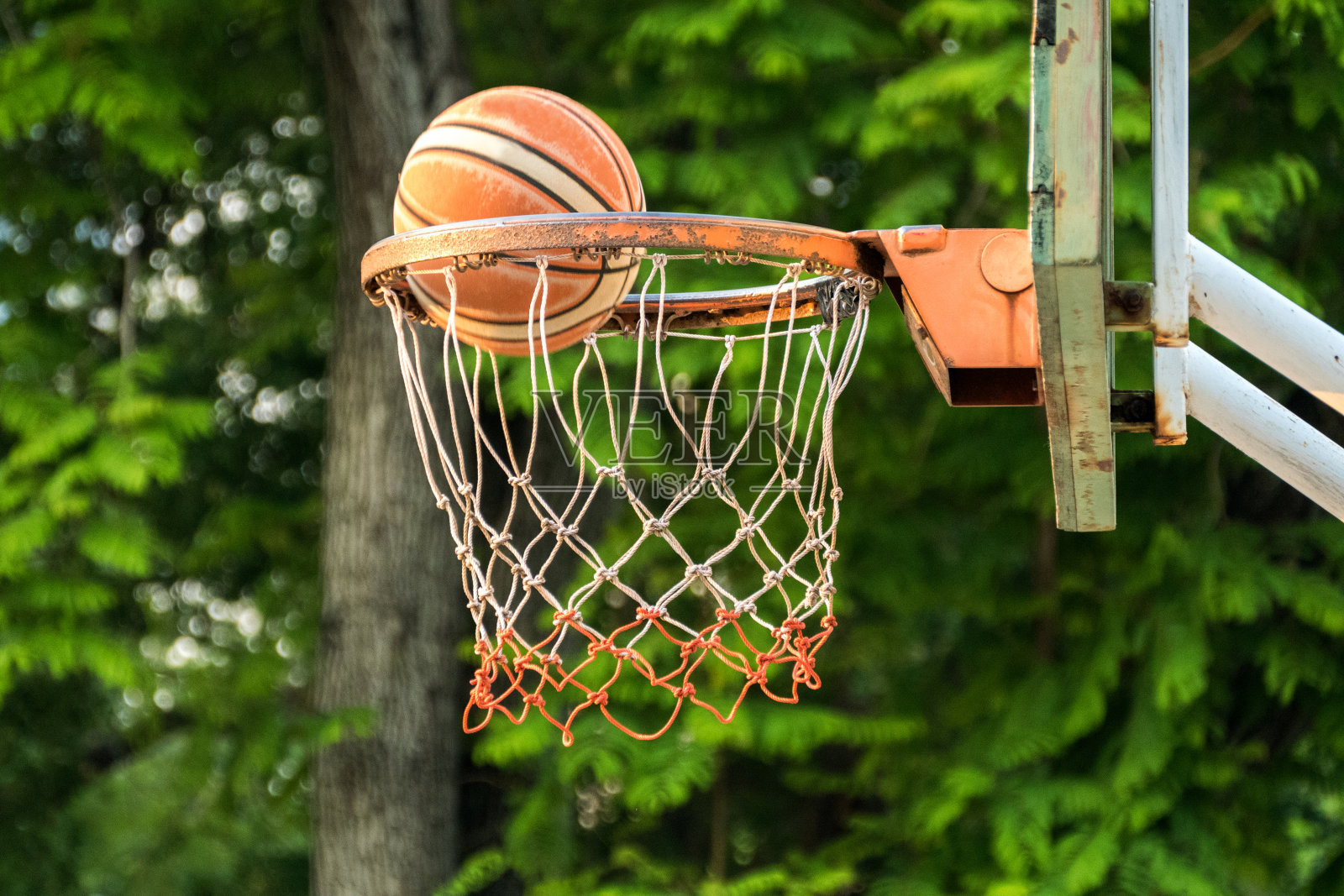 在篮筐上投篮照片摄影图片