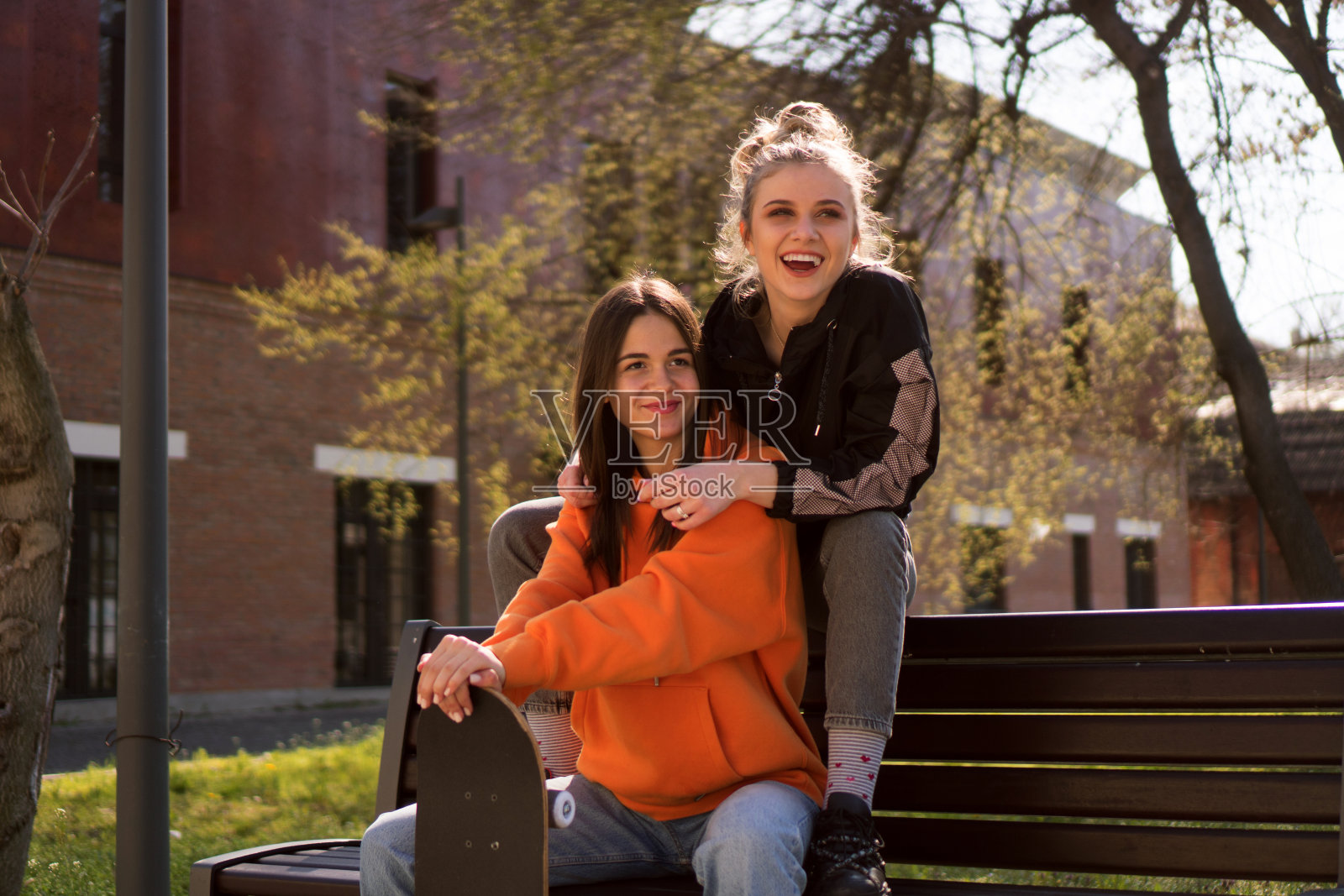 滑板的女朋友照片摄影图片