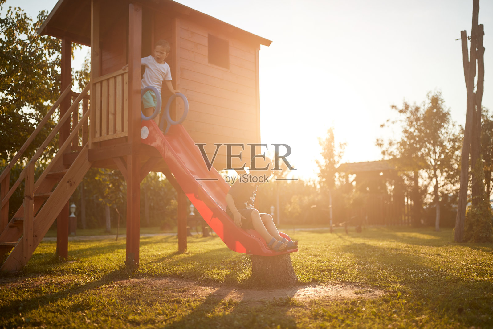 孩子们在农场的院子里玩耍。农业,农村,夏天照片摄影图片