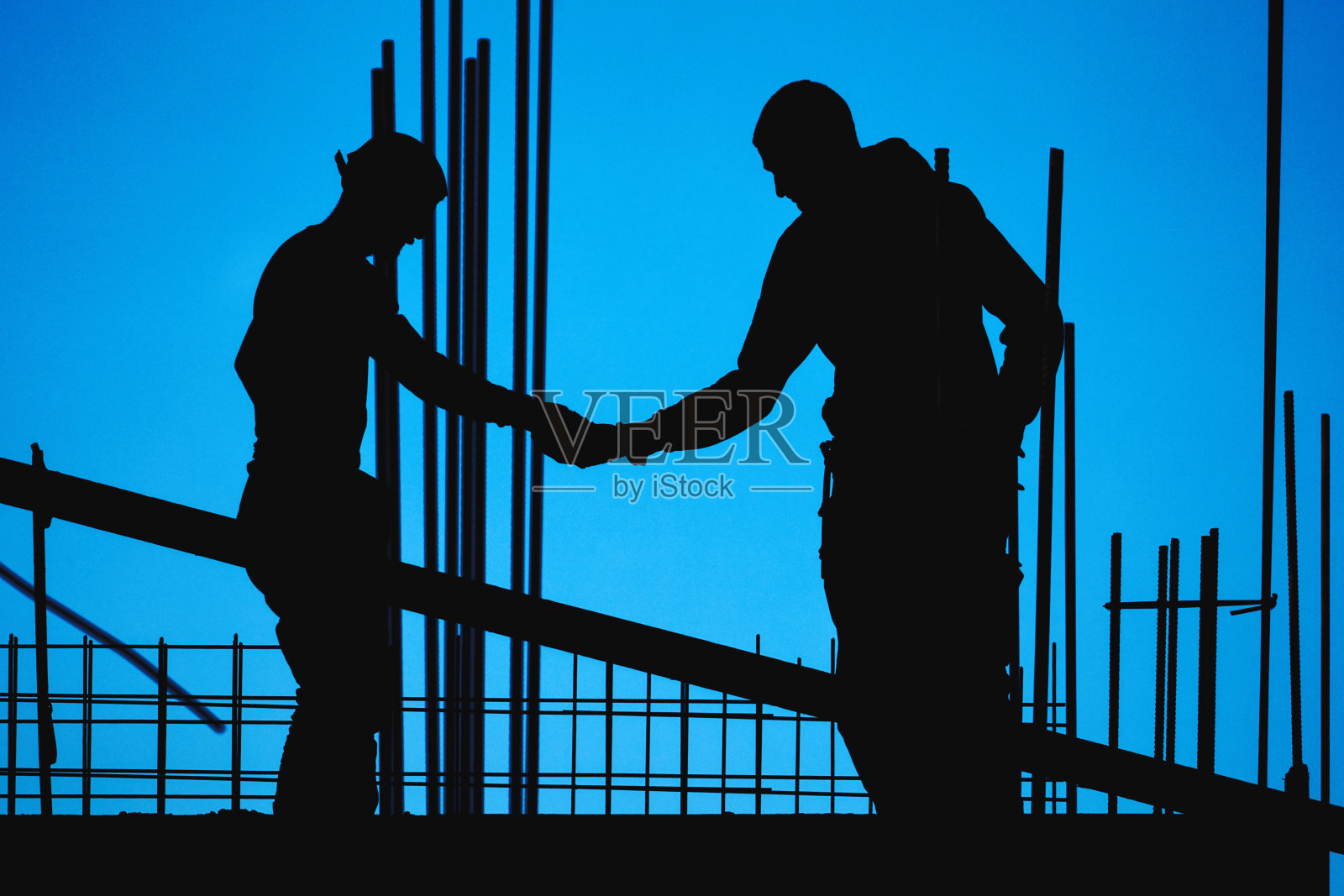 真正的建筑工人在高楼上工作。照片摄影图片