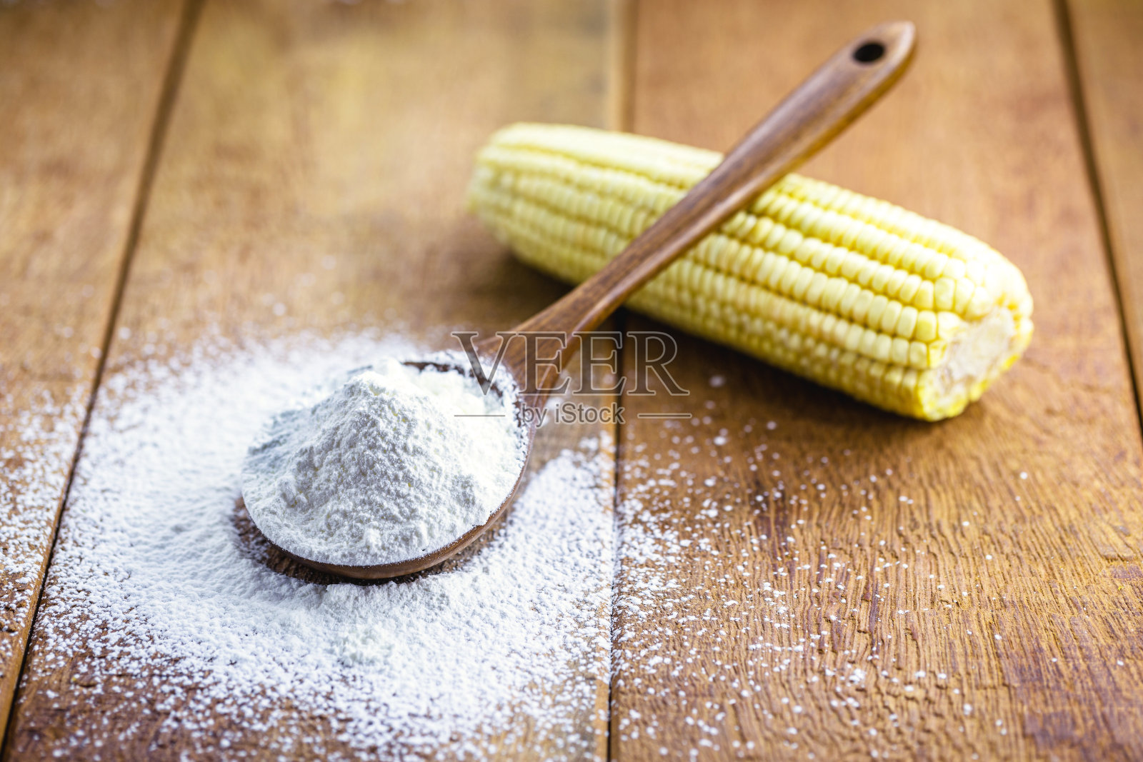 玉米淀粉是一种玉米粉，用于制作奶油，作为增稠剂照片摄影图片