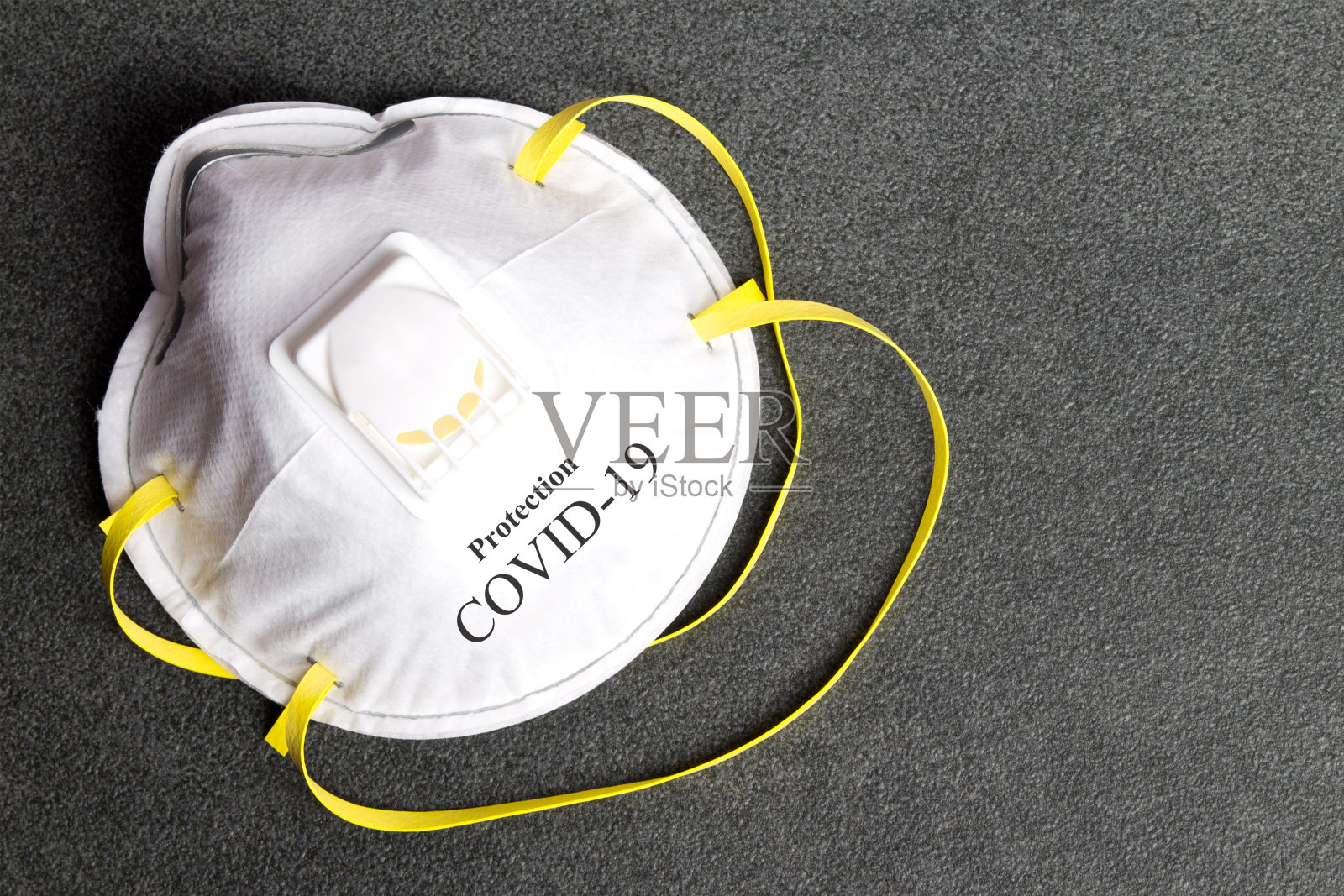 防冠状病毒的防护口罩。石质背景上的COVID-19防护口罩。防病毒意识的个人防护设备照片摄影图片