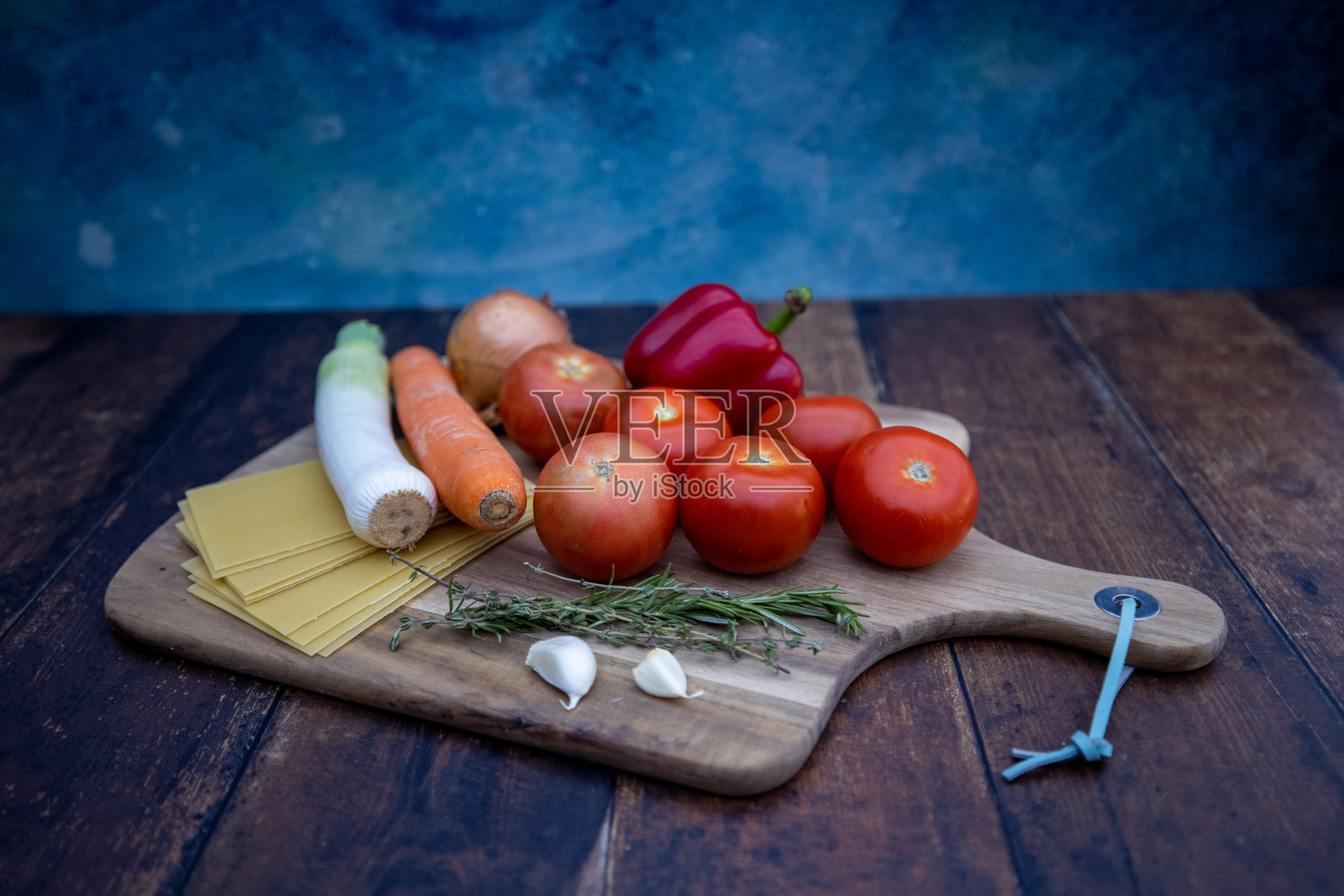 在木背景上用不同的原料烹饪意大利千层面。照片摄影图片