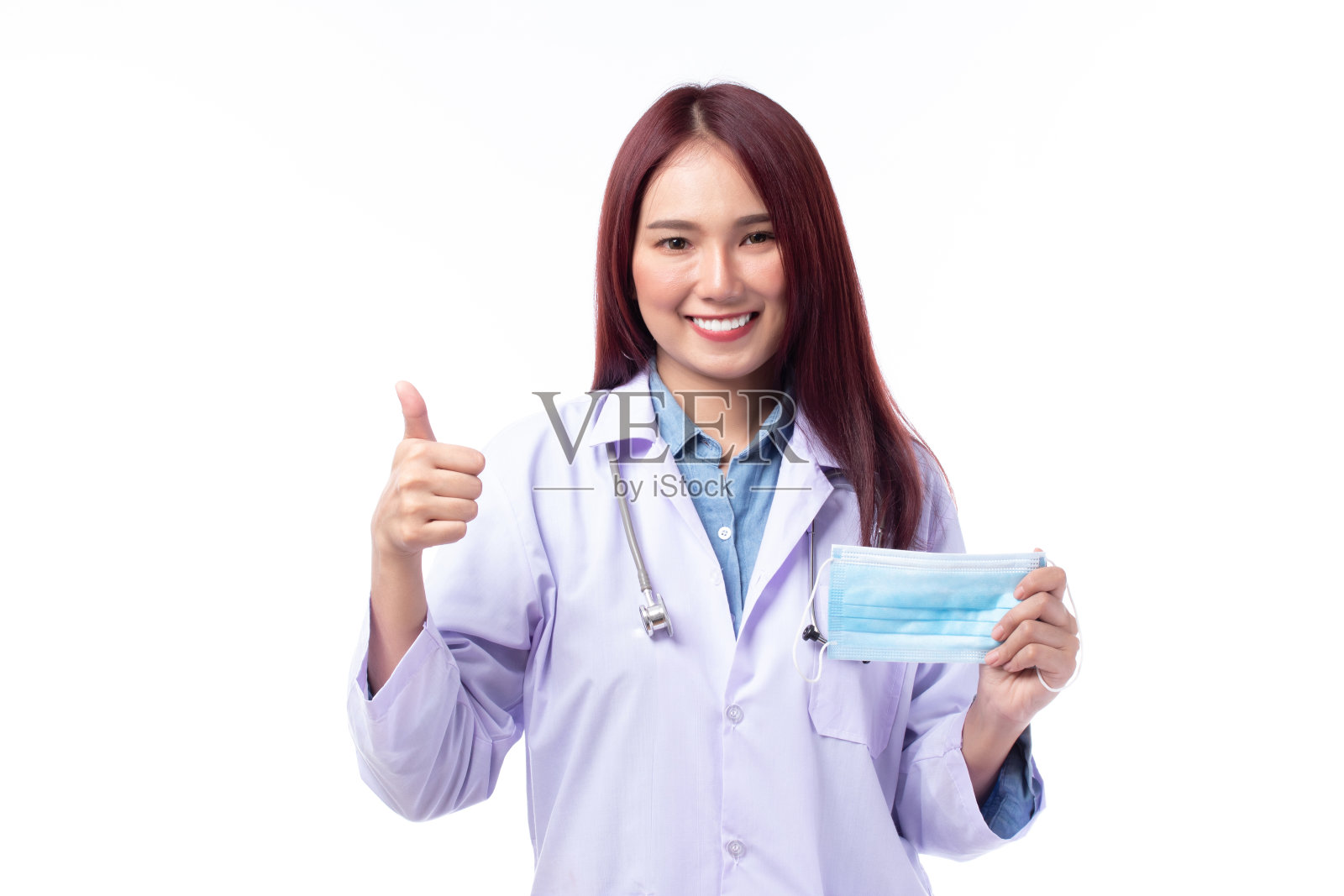 专业的医疗人员和医学理念。美丽的肖像友好的亚洲女医生或护士微笑和显示面具拇指隔离在白色的背景。照片摄影图片