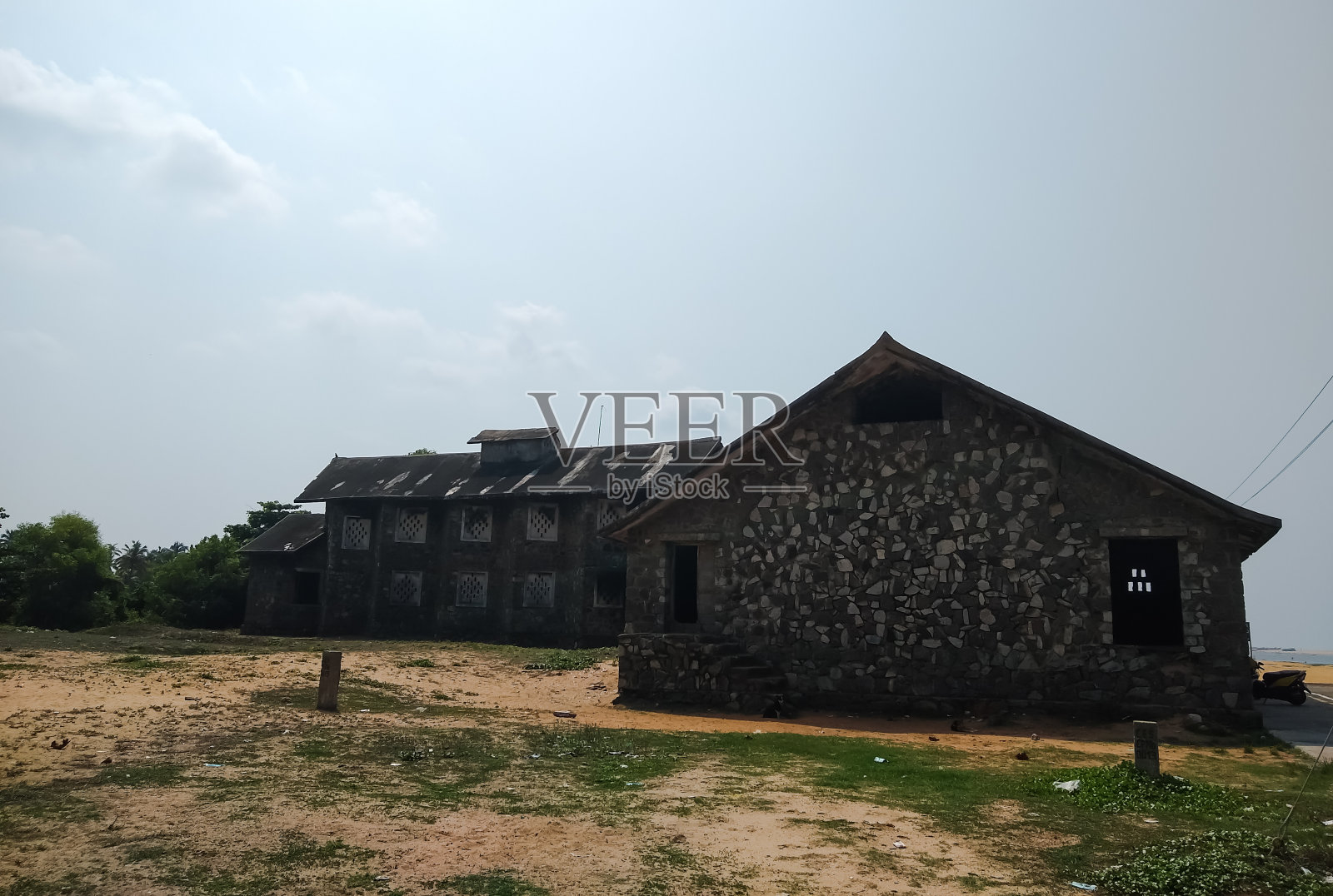 位于喀拉拉邦Thiruvananthapuram的Poovar海滩的废弃石头建筑照片摄影图片