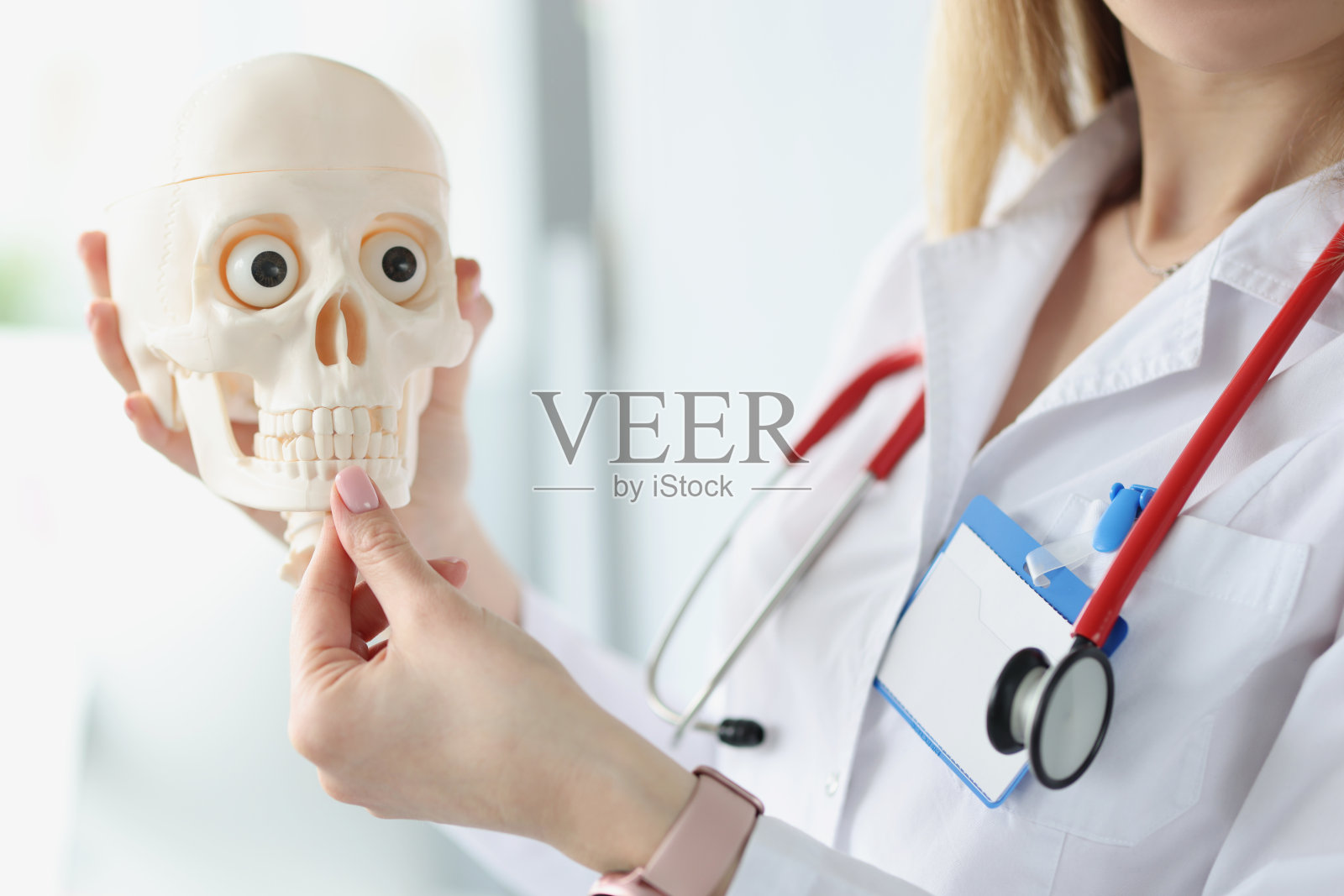 医生与听诊器显示下颌在人类头骨特写照片摄影图片