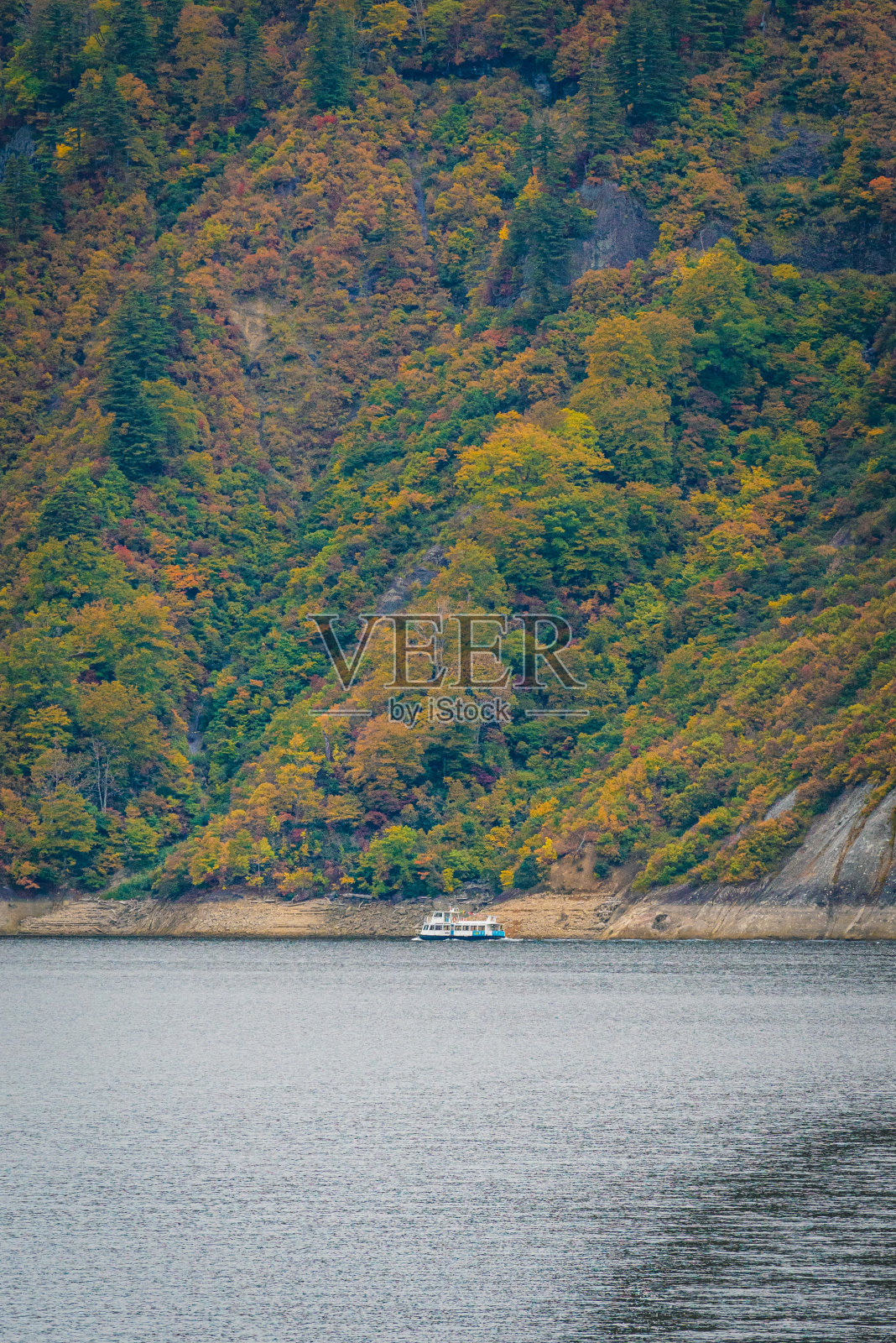 在秋色的Akutadami湖照片摄影图片