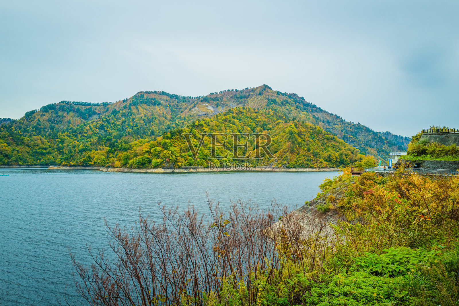 在秋色的Akutadami湖照片摄影图片