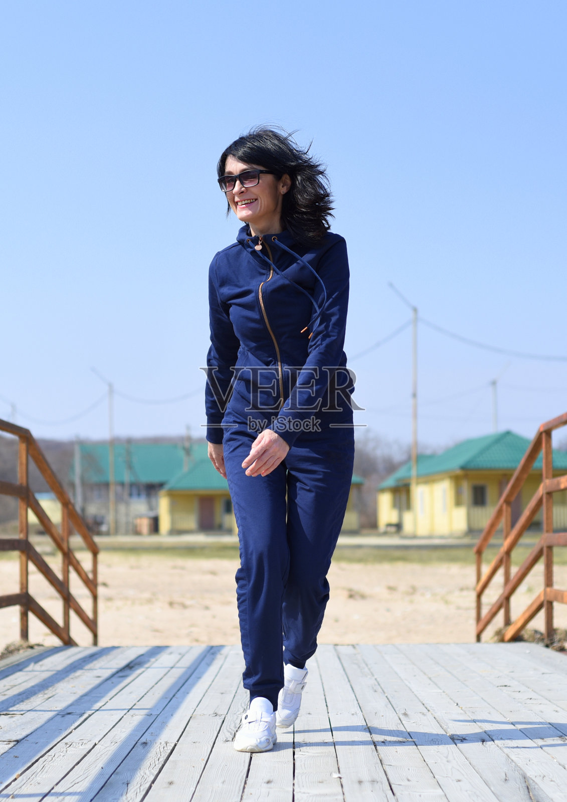 一名欢快的45岁俄罗斯女子笑着跑向照相机照片摄影图片