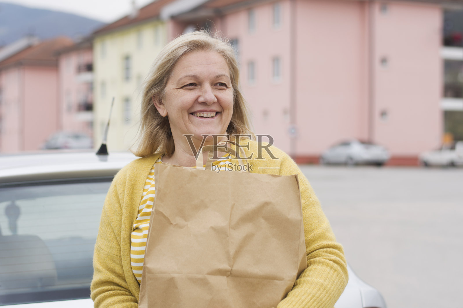 成熟女人购物后的肖像照片摄影图片