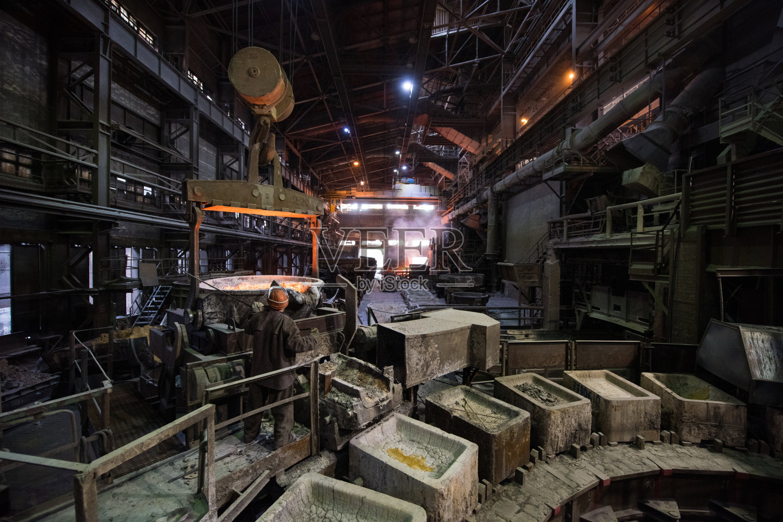 钢铁工人在钢铁厂的铁罐附近工作照片摄影图片