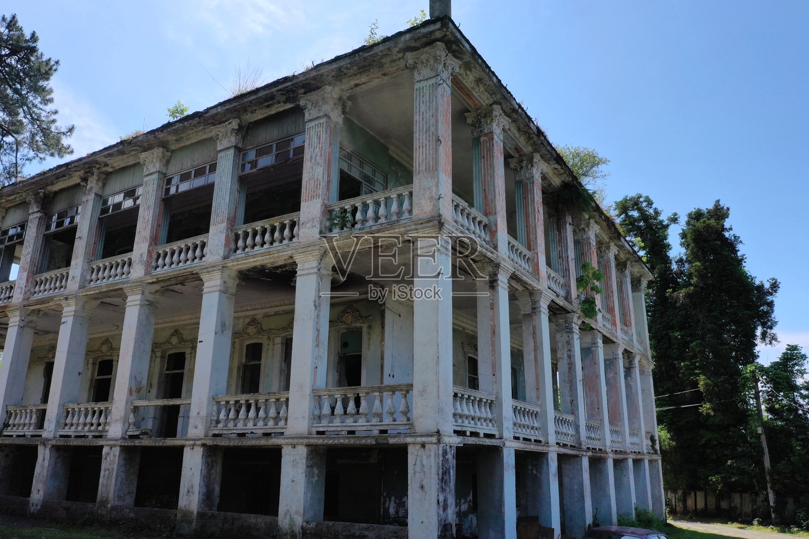 带有栏杆的三层建筑被毁照片摄影图片