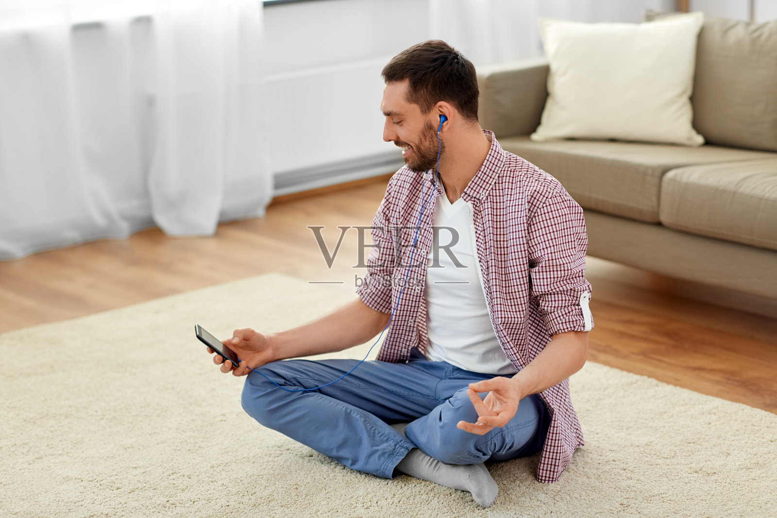 戴着耳机听音乐冥想的人照片摄影图片