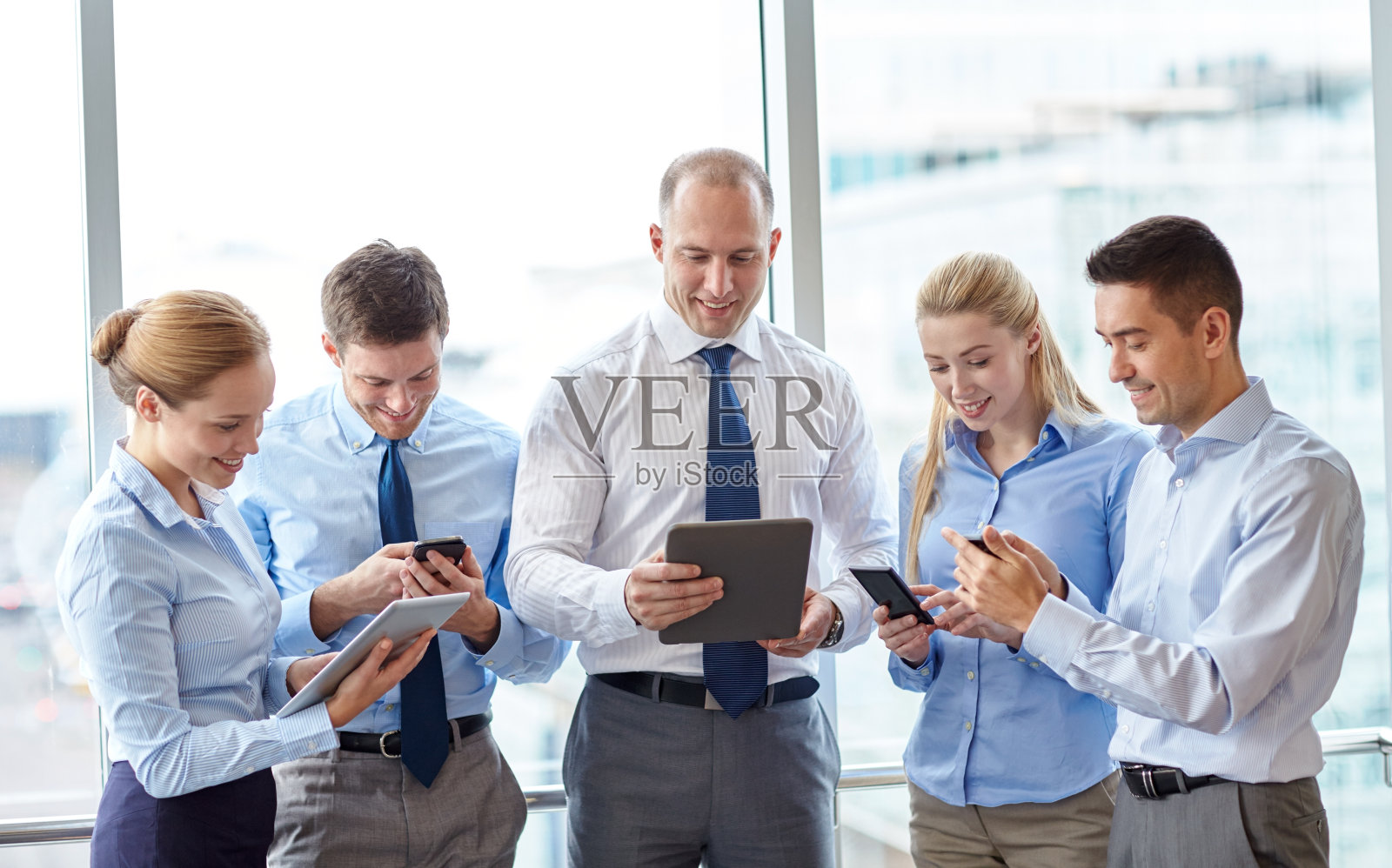 拥有平板电脑和智能手机的商务人士照片摄影图片