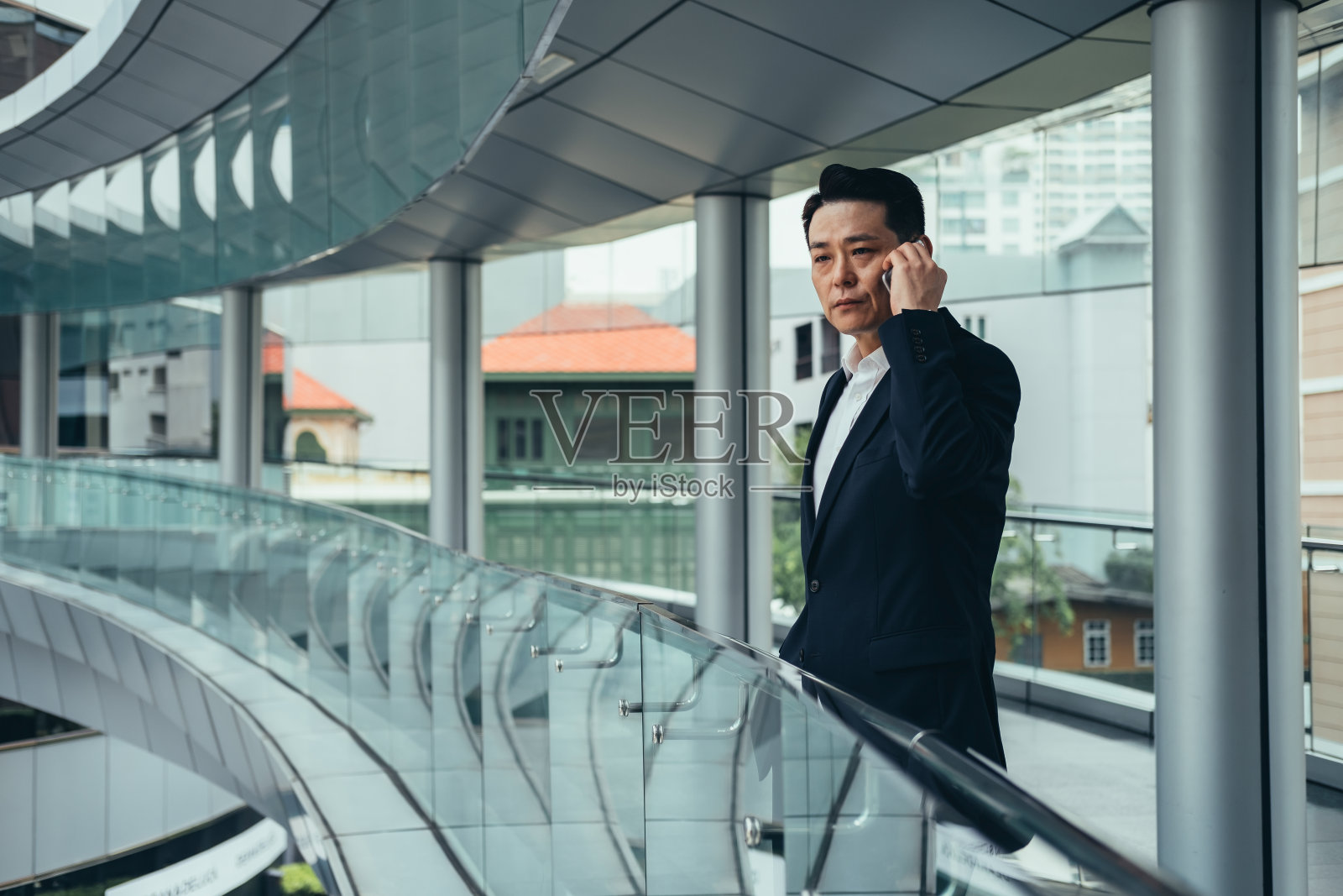 商人在用移动电话交谈照片摄影图片