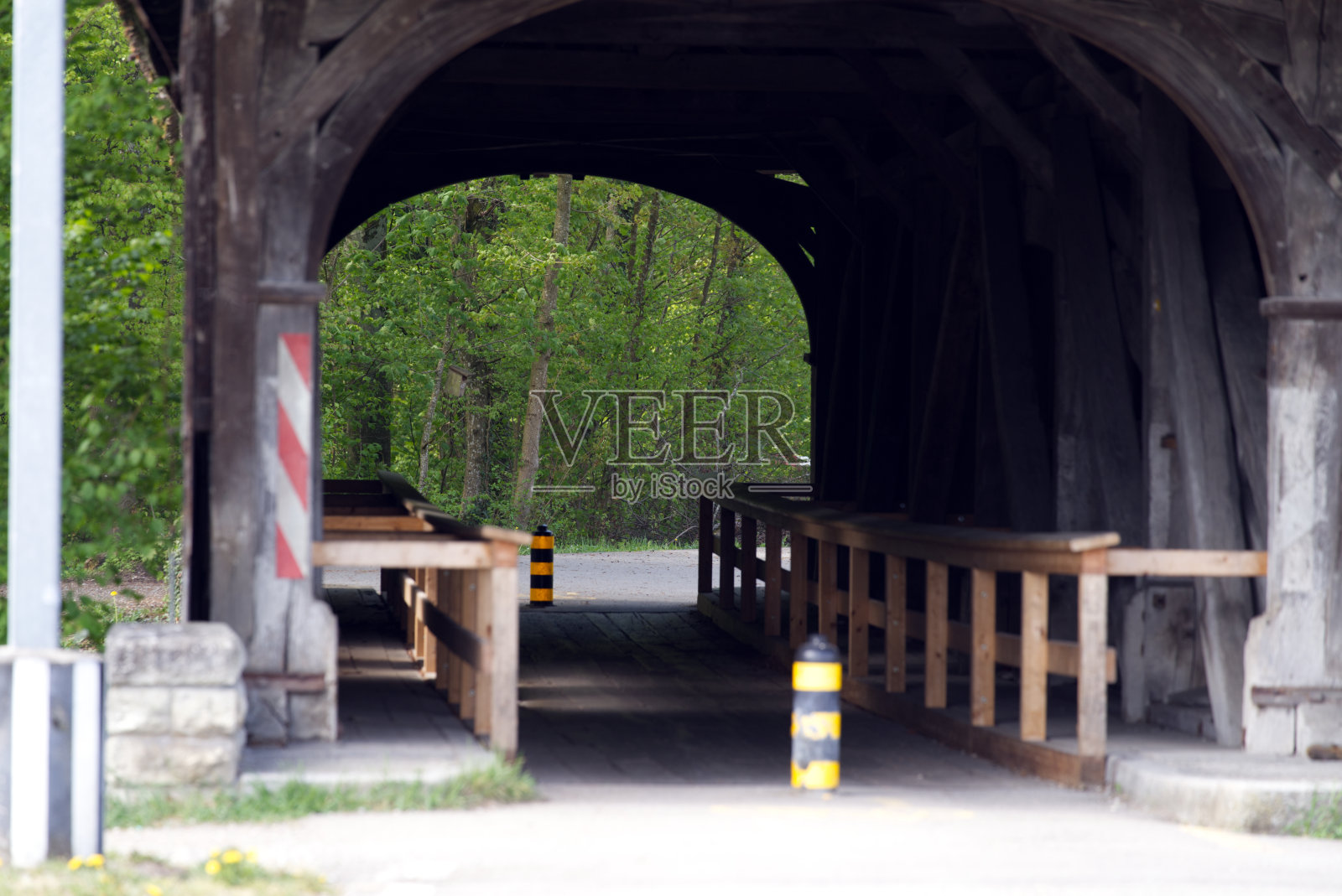 春天，格拉特河上的一座古老的屋顶木桥。照片摄影图片