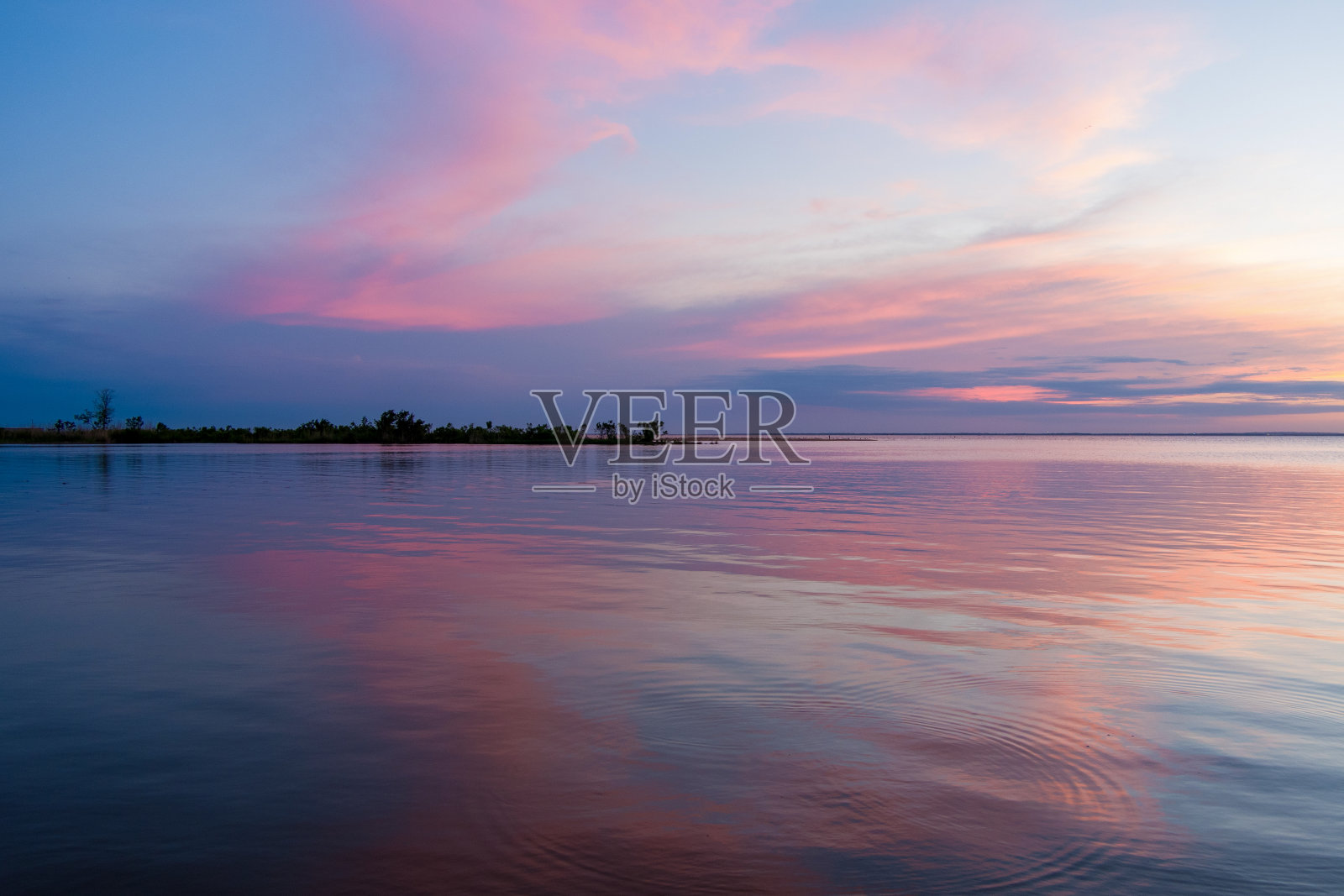 湾在日落时分照片摄影图片