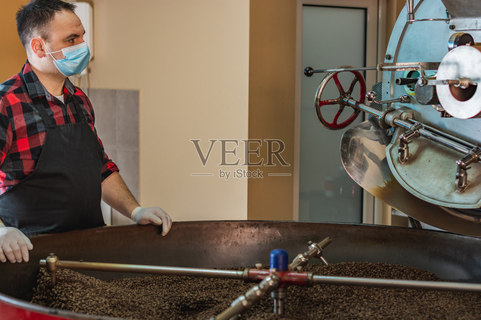 男工人戴着防护口罩照片摄影图片