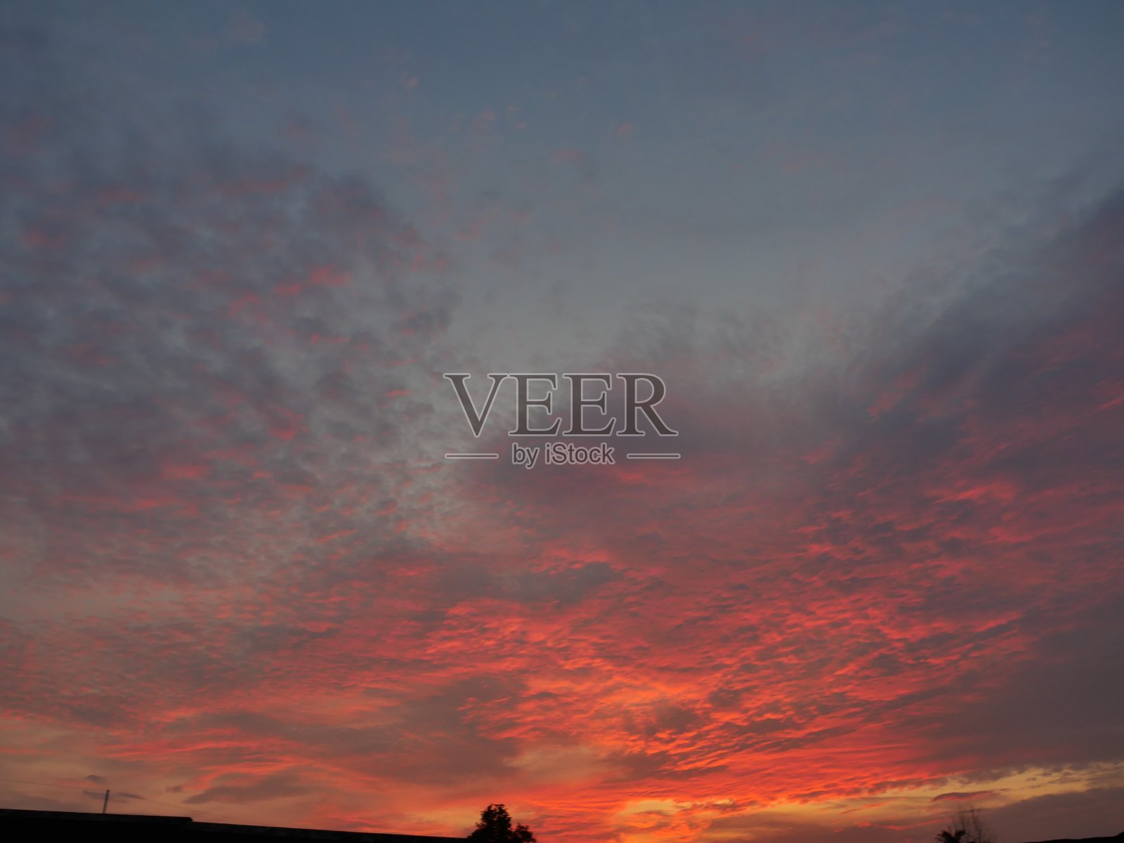 在日落的神奇时刻，乌云和蓝天照片摄影图片