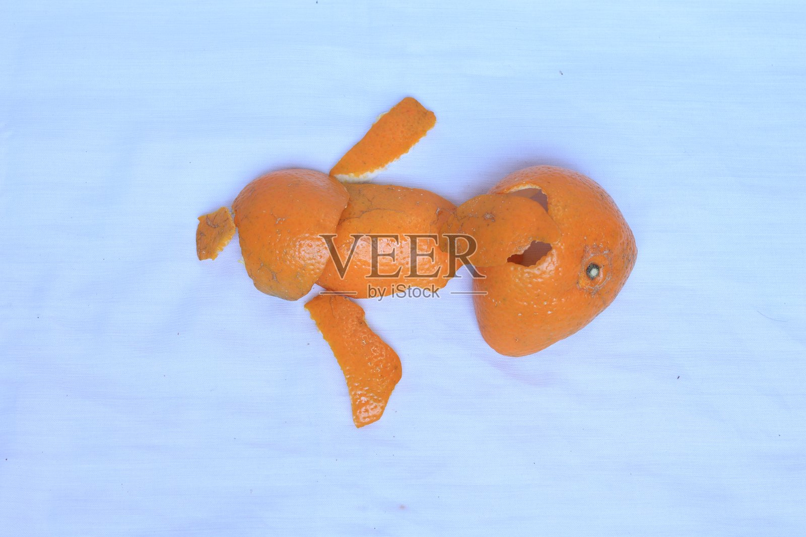 新鲜橙子果皮孤立在白色背景照片摄影图片