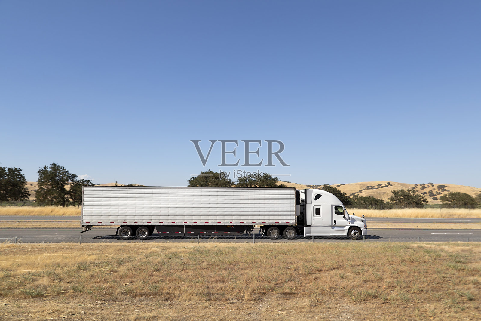 白色卡车在美国加州66号公路上超速行驶照片摄影图片