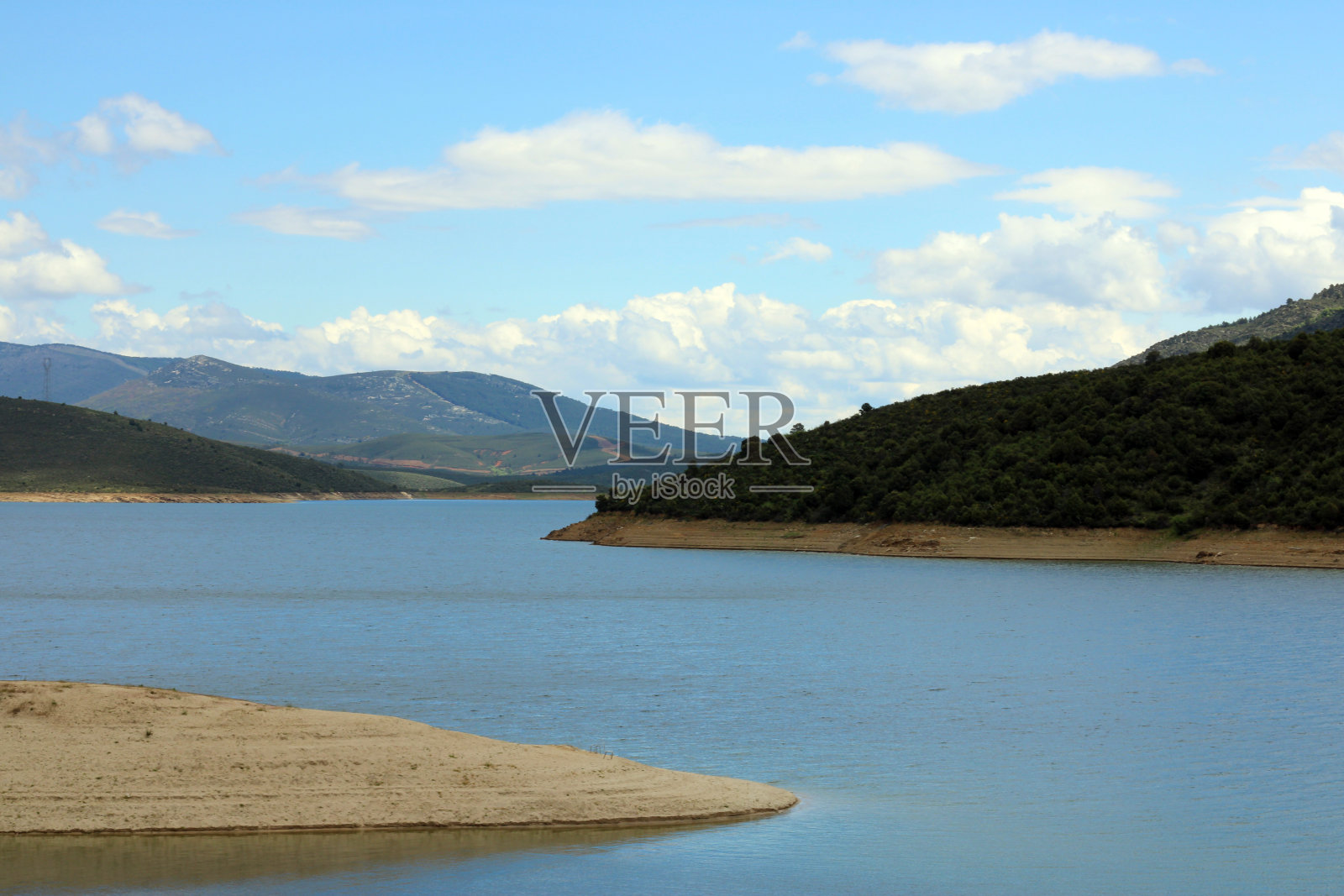 阿塔扎尔水库岸边照片摄影图片