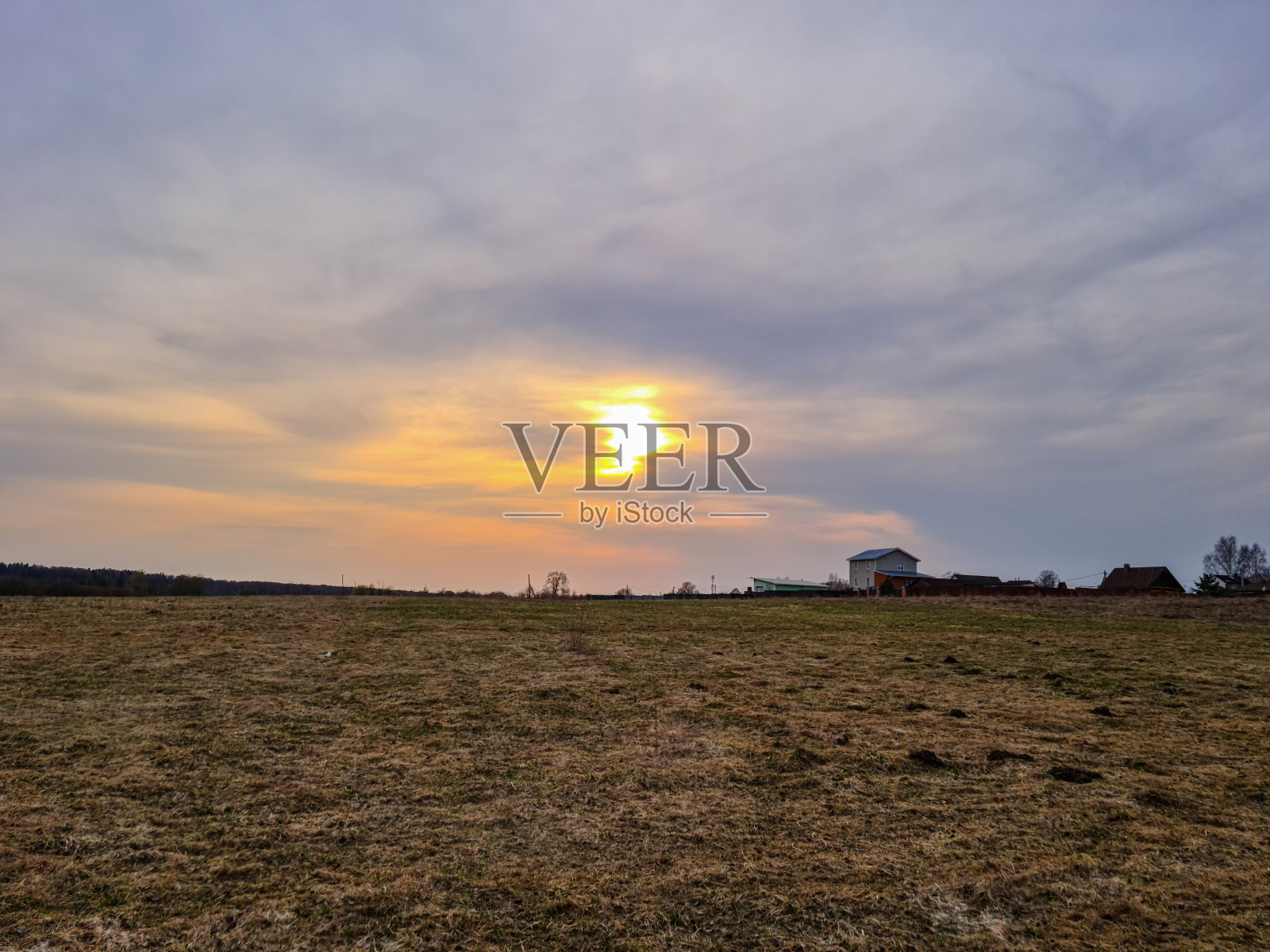 村庄附近森林的春日日落照片摄影图片