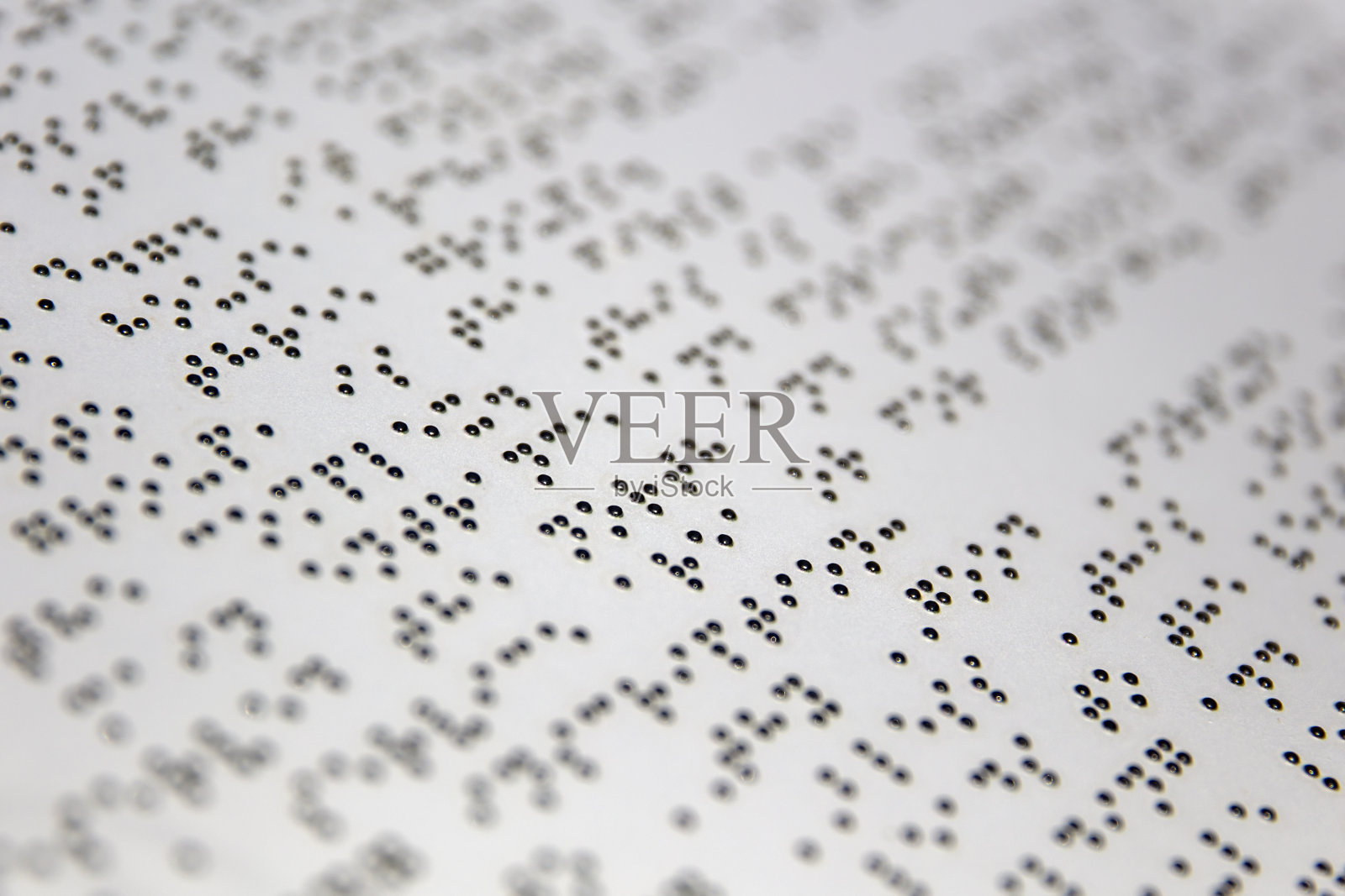 白纸上的盲文字母照片摄影图片