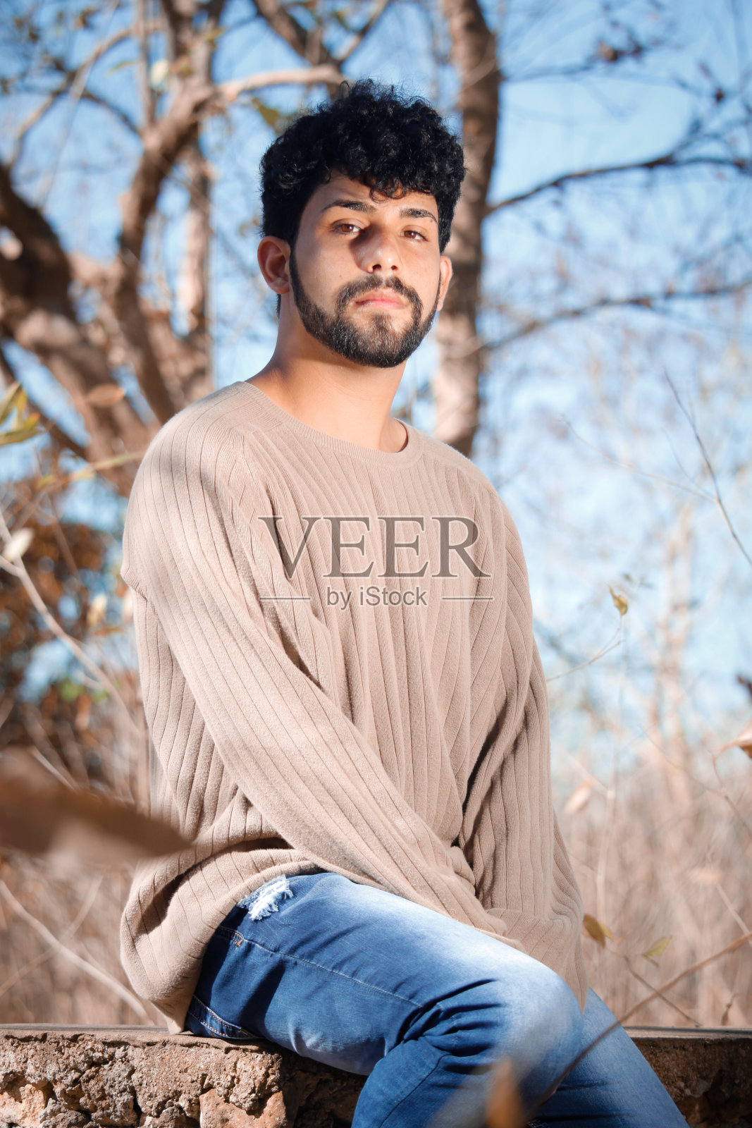 一个年轻人喜欢自然和放松。照片摄影图片