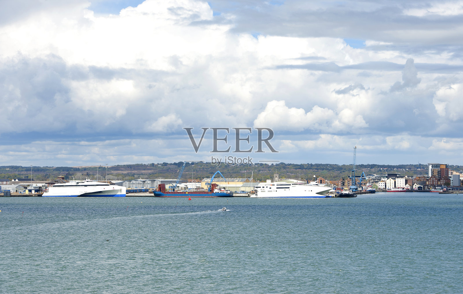 英国多塞特普尔港普尔码头入口的跨海峡超级双体船照片摄影图片