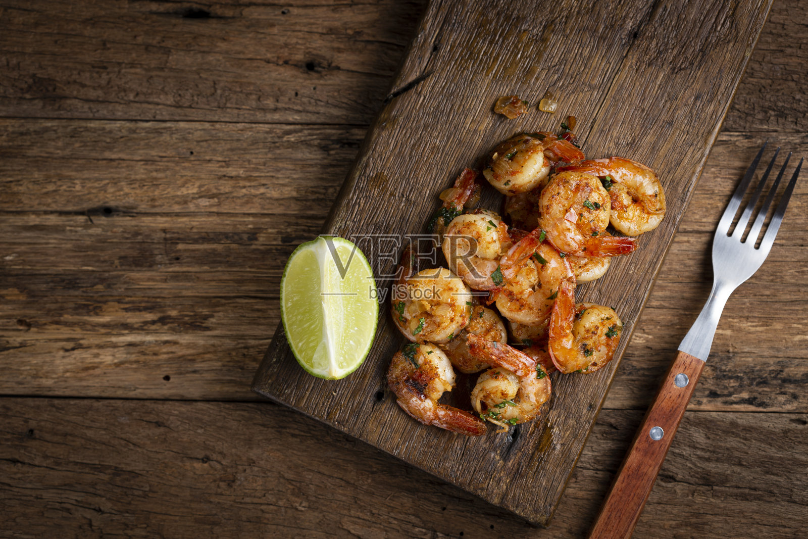 美味的烤对虾木制背景。照片摄影图片