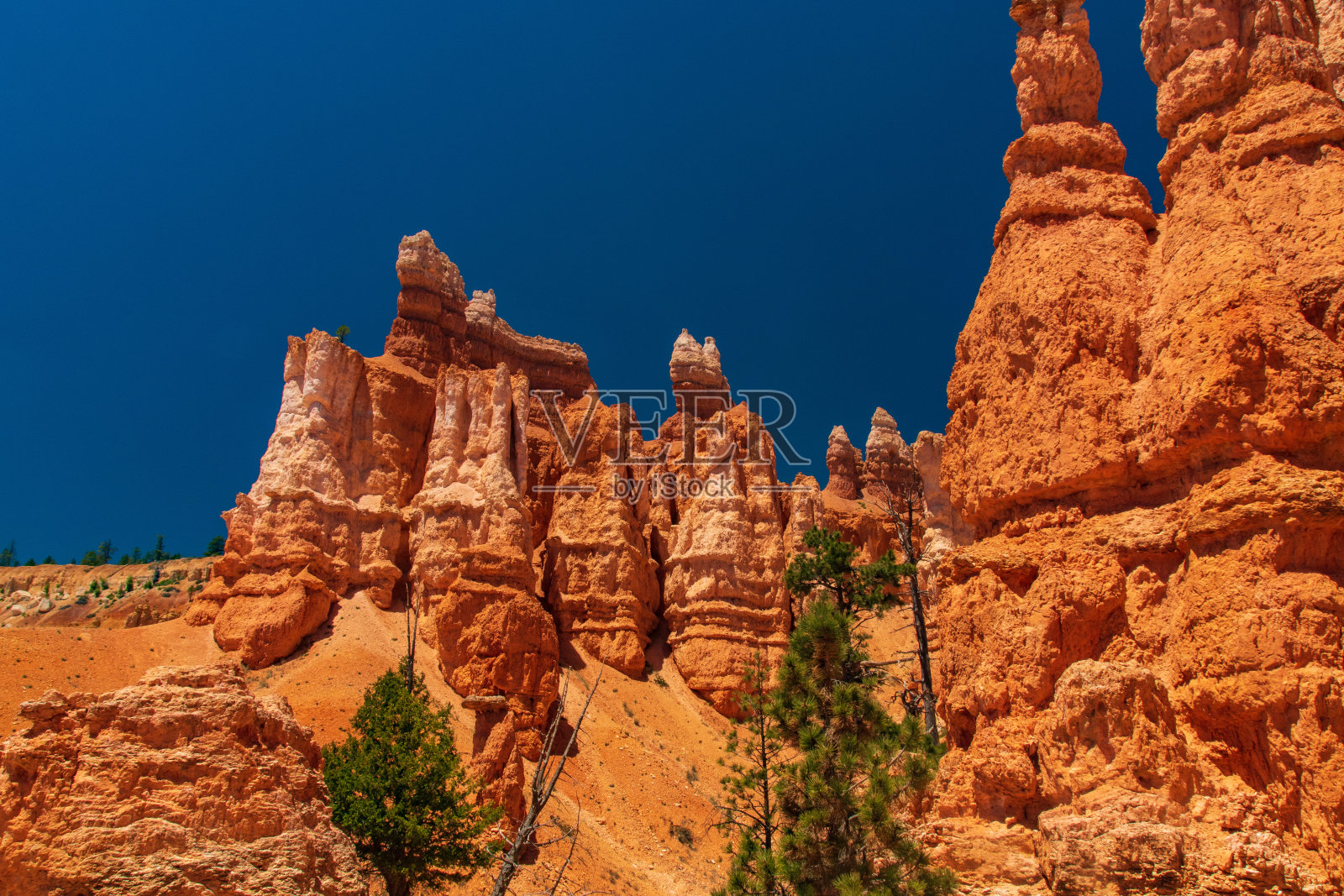 布莱斯峡谷的层状和侵蚀hoodoo照片摄影图片