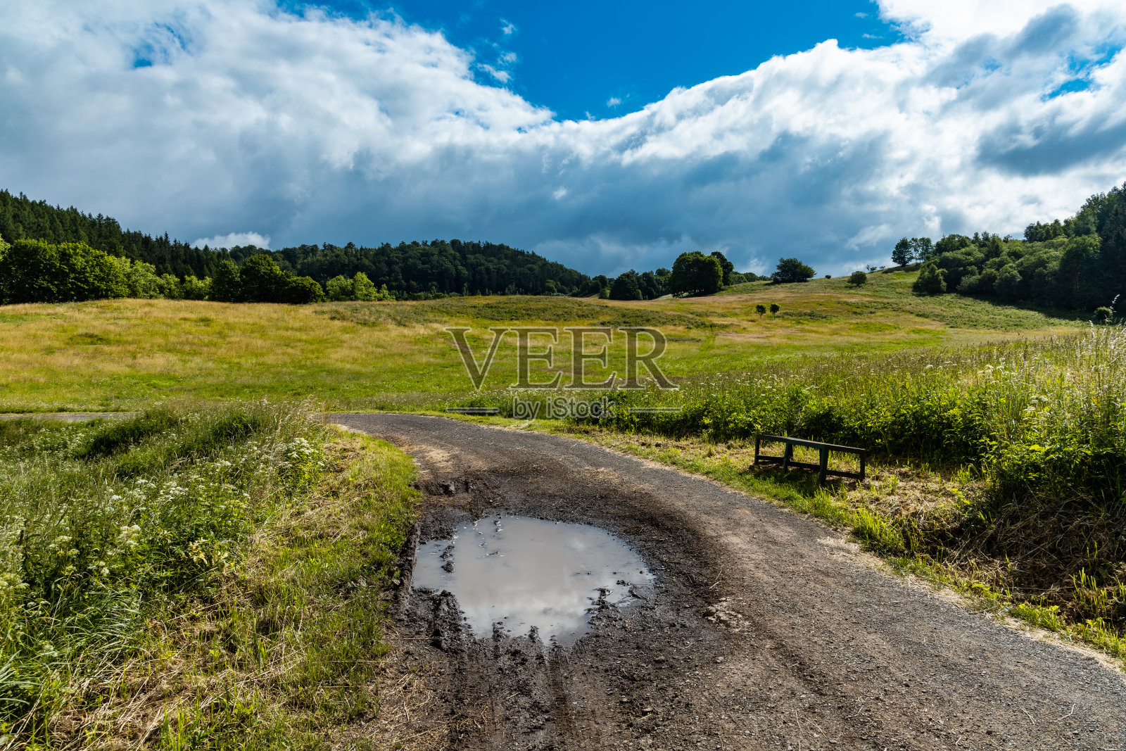 阴天瓦乌布日赫山脉的长山径照片摄影图片