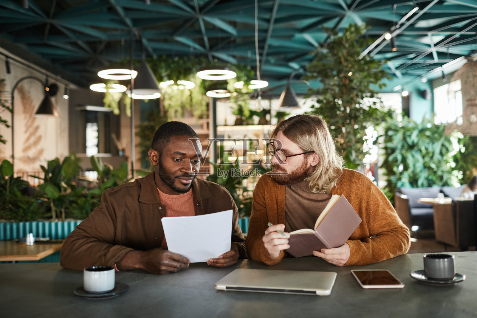 商界企业家出席会议照片摄影图片