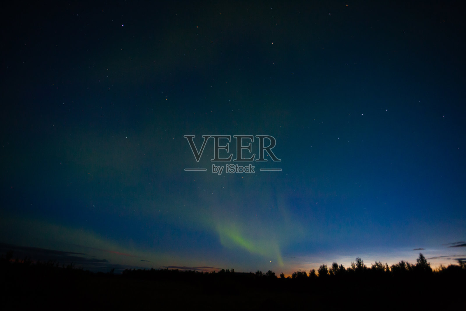 冰岛的北极光细节图。绿色的极光照片摄影图片