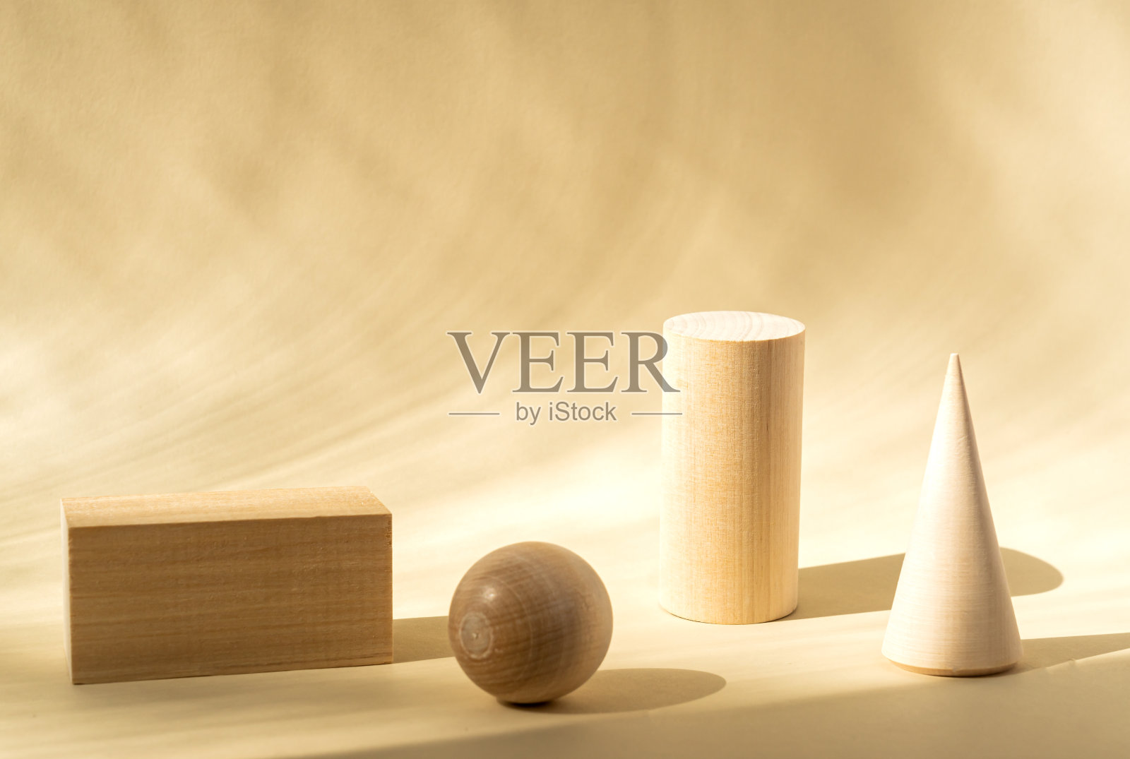概念背景与轻型木制讲台和木球米色背景的品牌和包装介绍您的产品。时尚的静物单色调。照片摄影图片