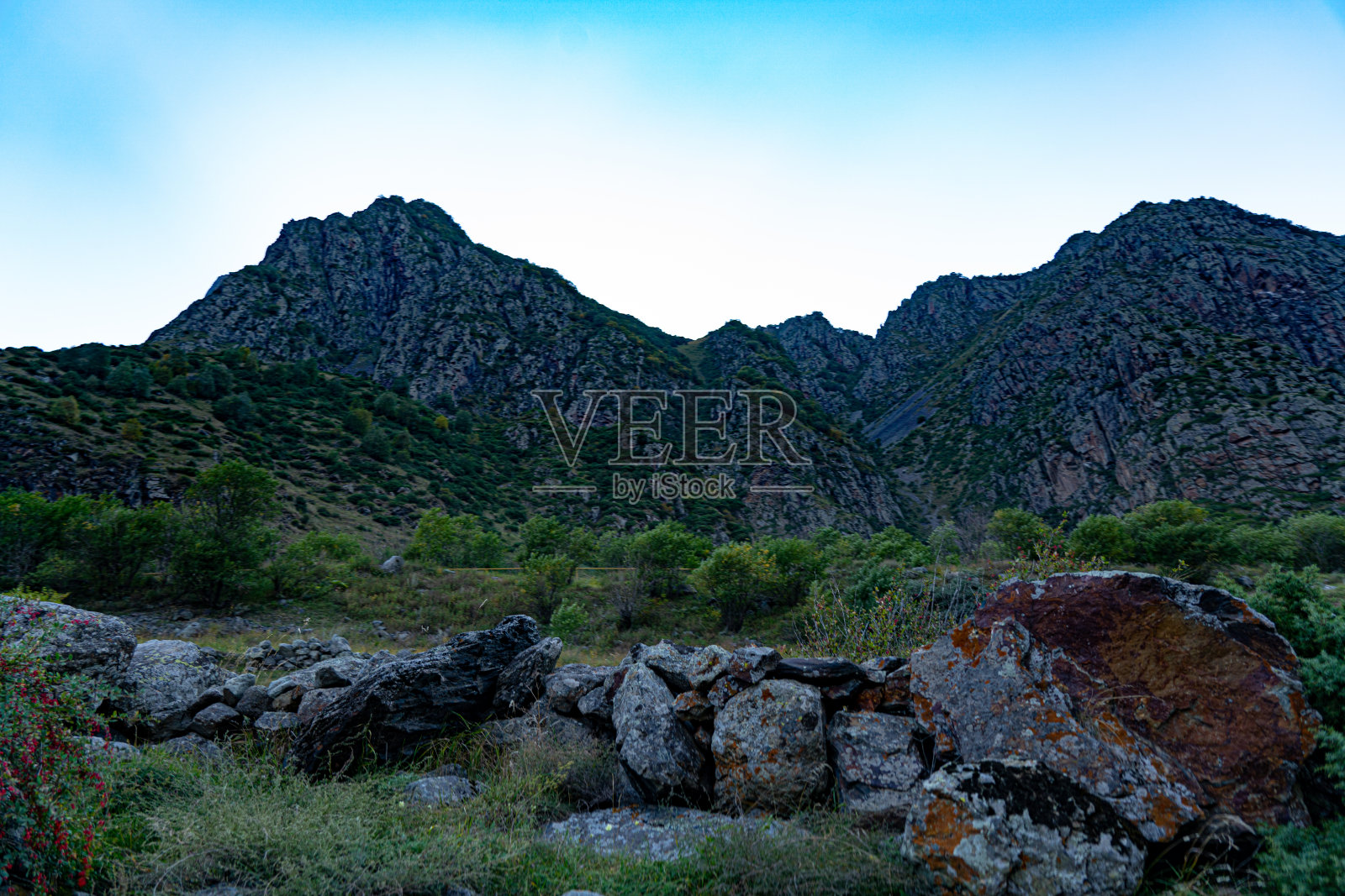 岩石，山脉和草的观点照片摄影图片