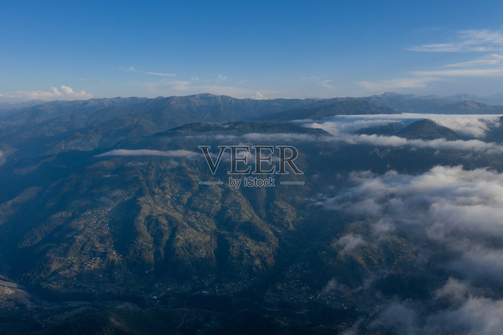 俯视云雾，云雾在山中照片摄影图片