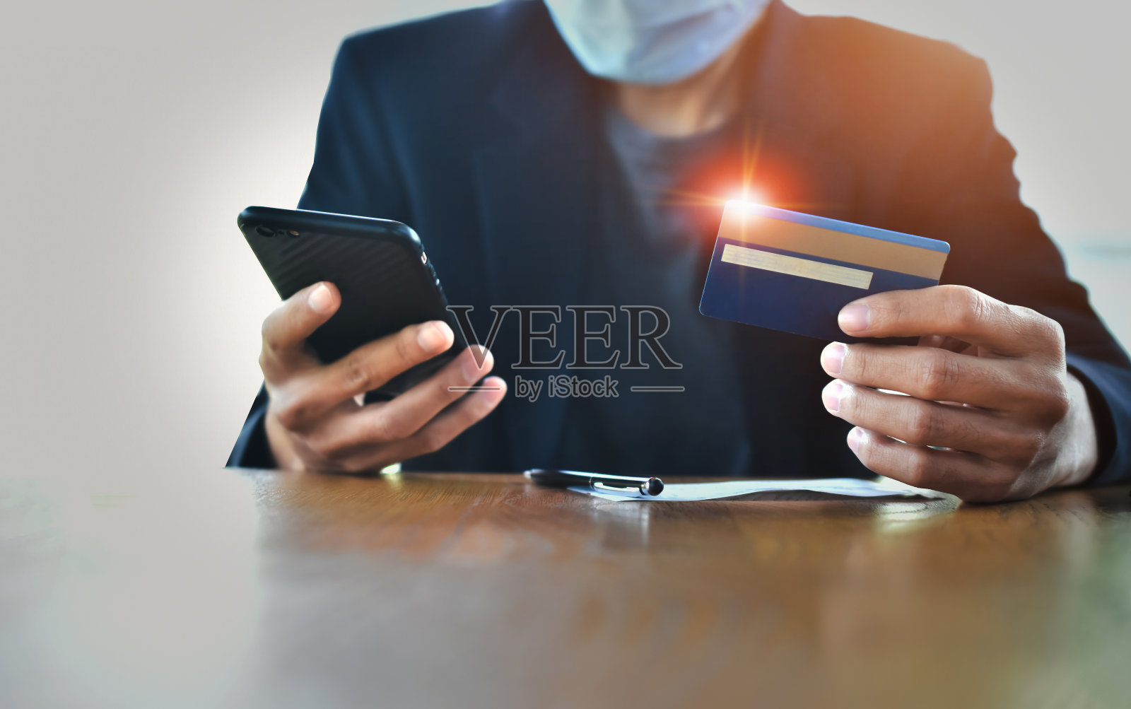 近距离商人使用移动智能手机在网上工作照片摄影图片