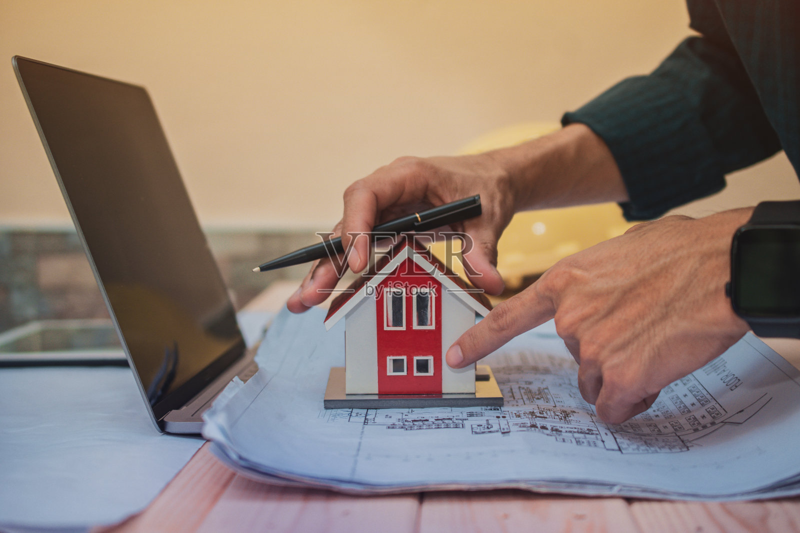 工程师用电脑设计规划房屋建筑工程图纸照片摄影图片