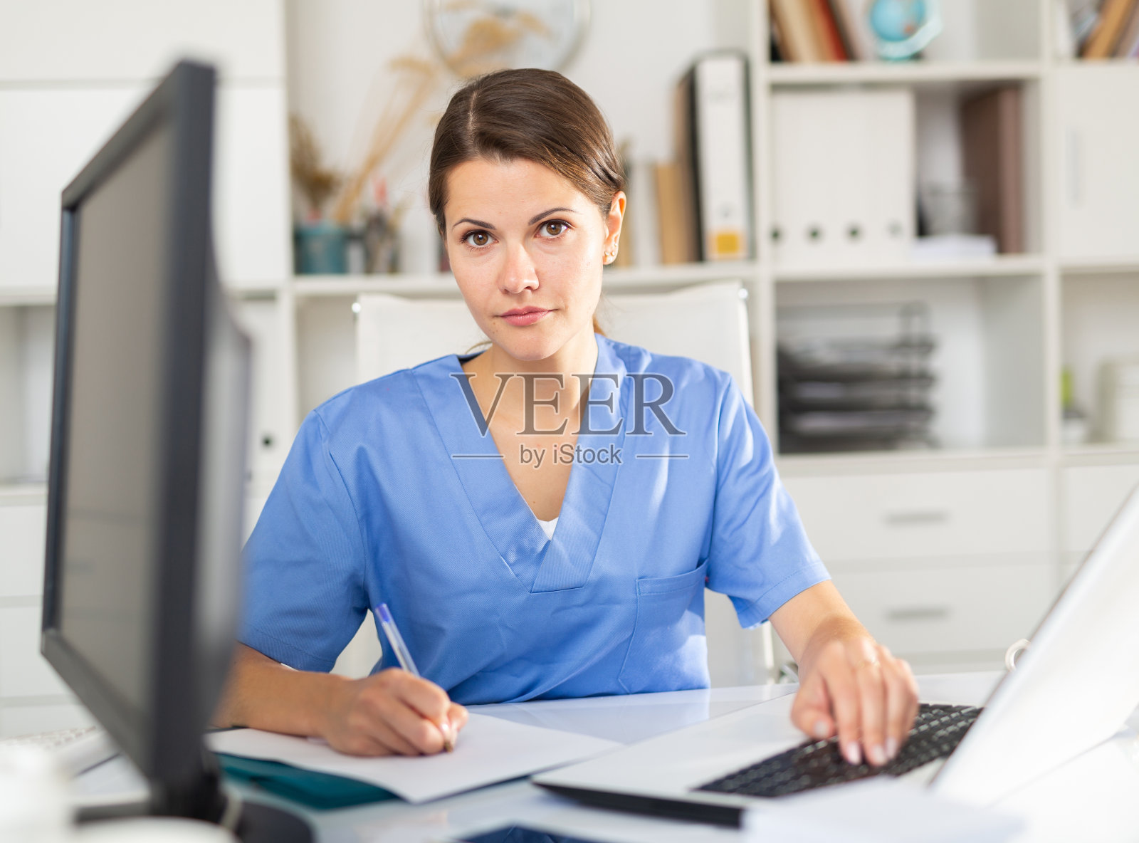 诊所办公室女医生的肖像照片摄影图片