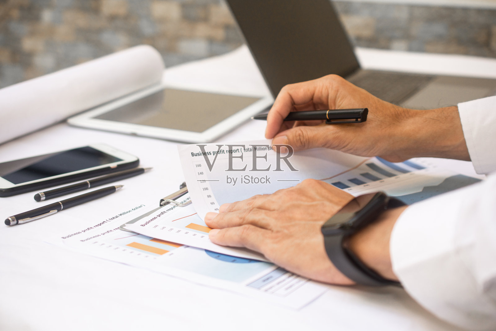 在公司办公室手工制作业务利润报告照片摄影图片