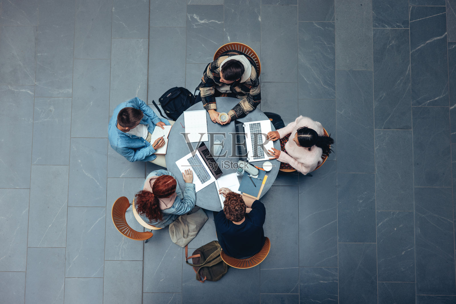 青少年正在准备大学考试照片摄影图片