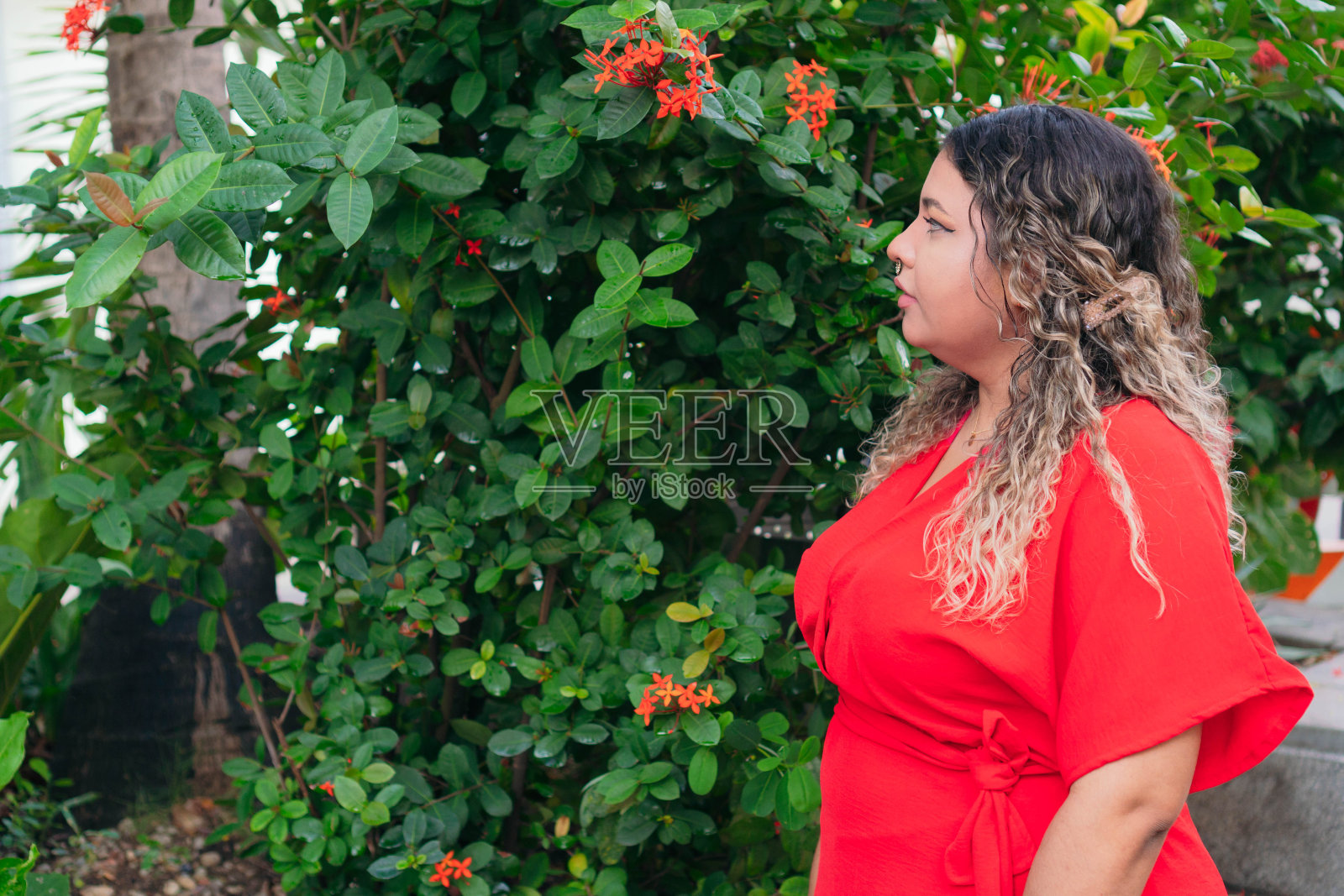 穿红衣服的胖女人在公园散步照片摄影图片