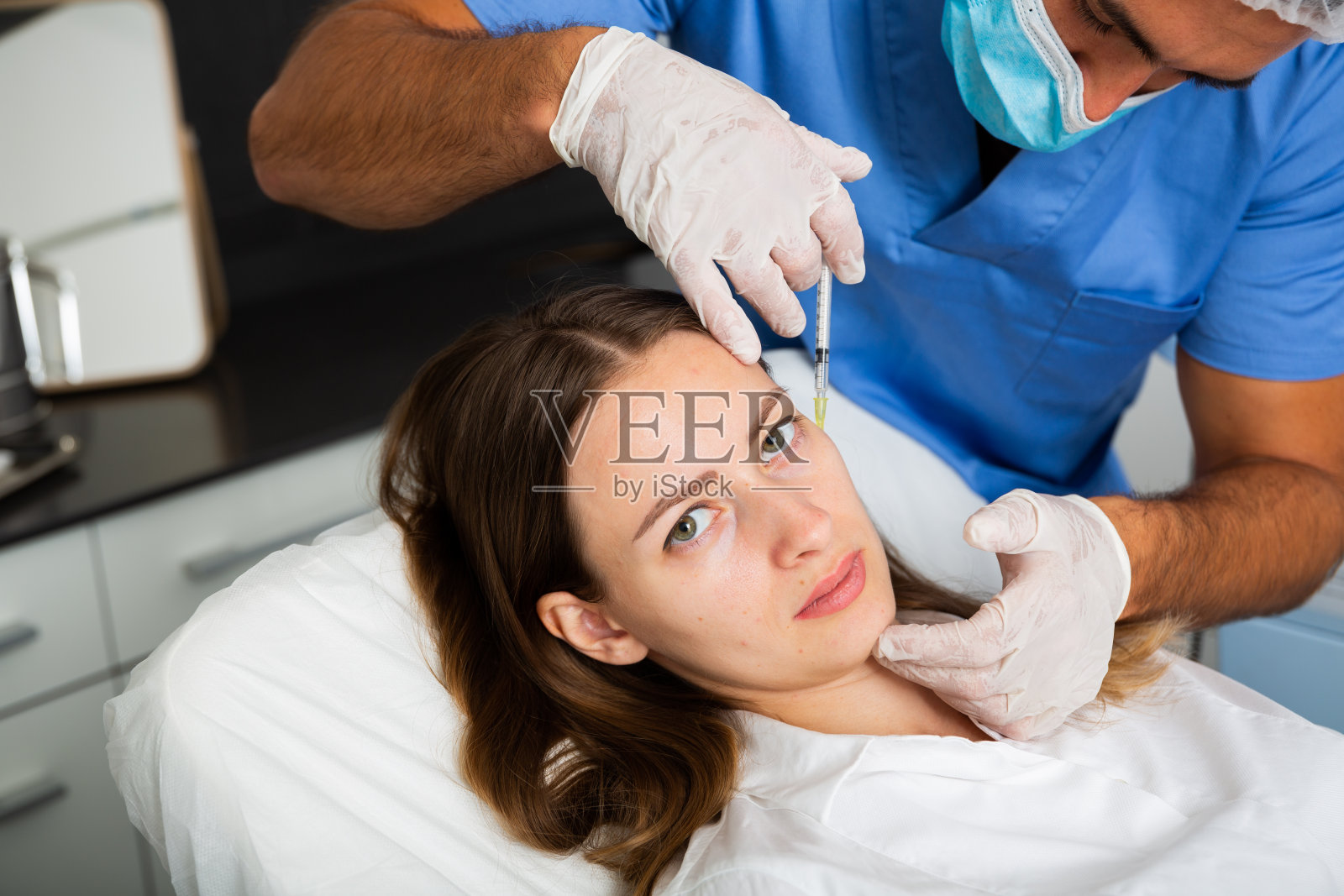 在诊所接受美容注射的妇女照片摄影图片