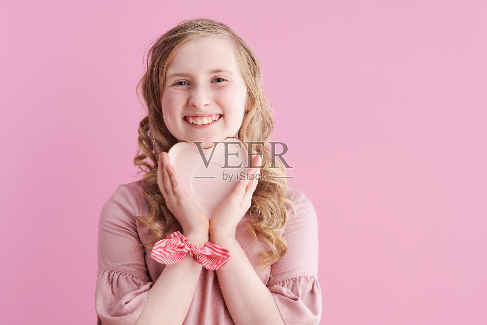 快乐的现代孩子在粉红色的衣服上的肖像照片摄影图片