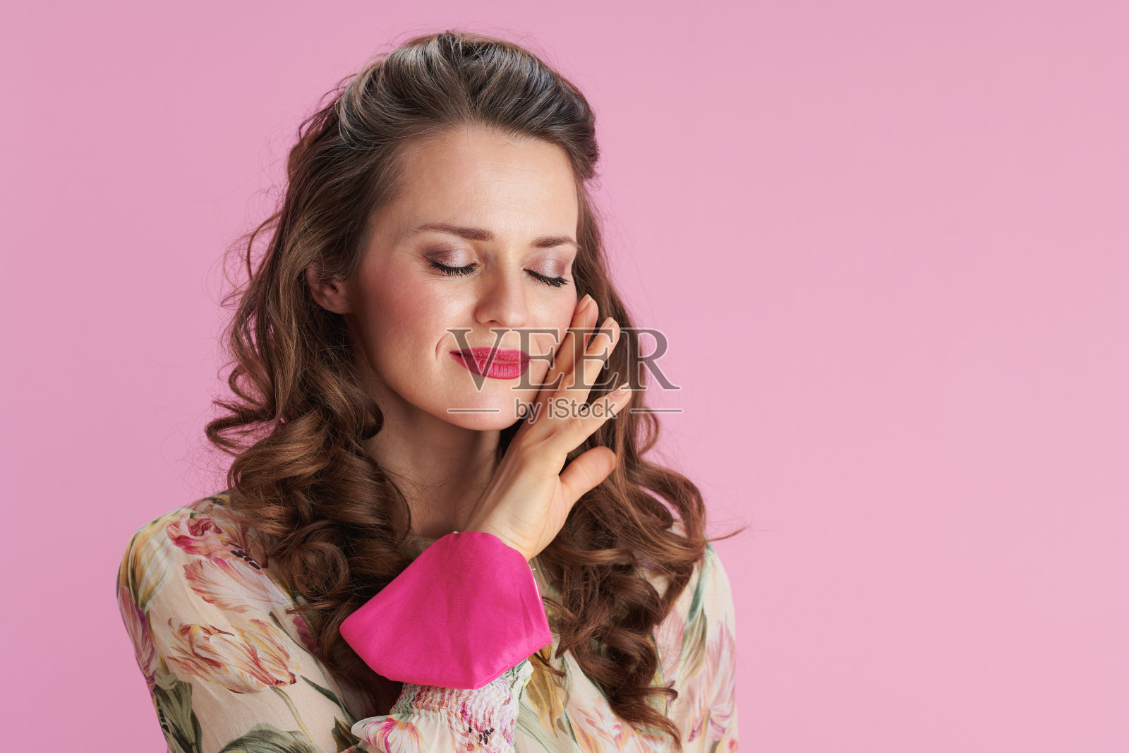 时尚女人检查面部皮肤粉红色照片摄影图片