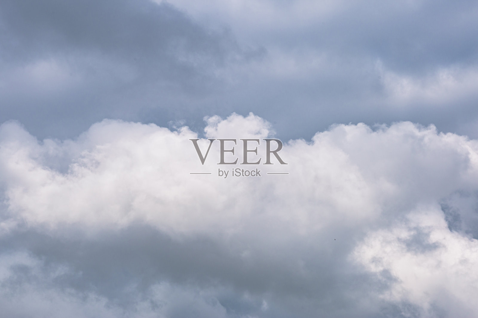 灰色天空上的白云照片摄影图片