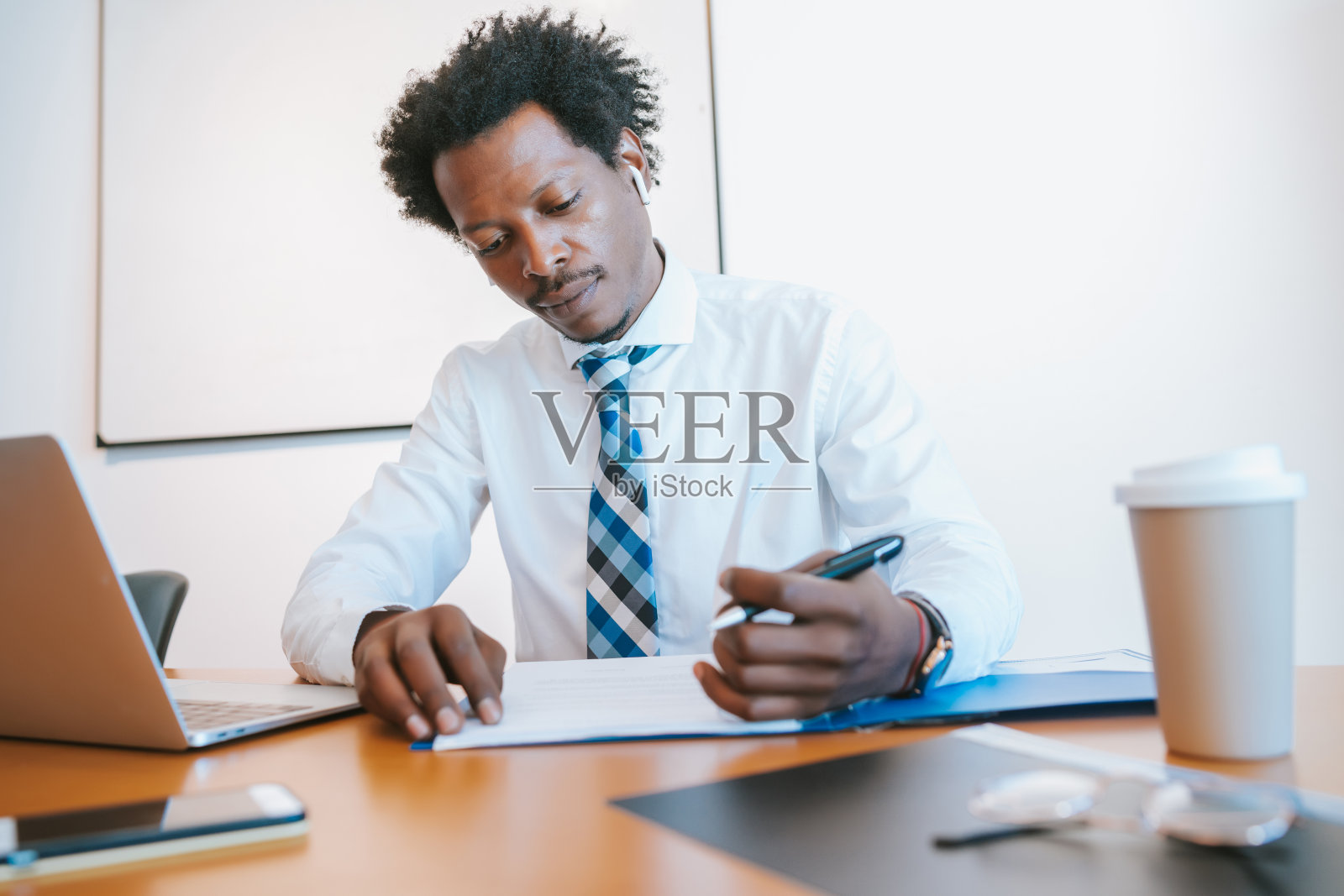 在办公室工作的商人。照片摄影图片